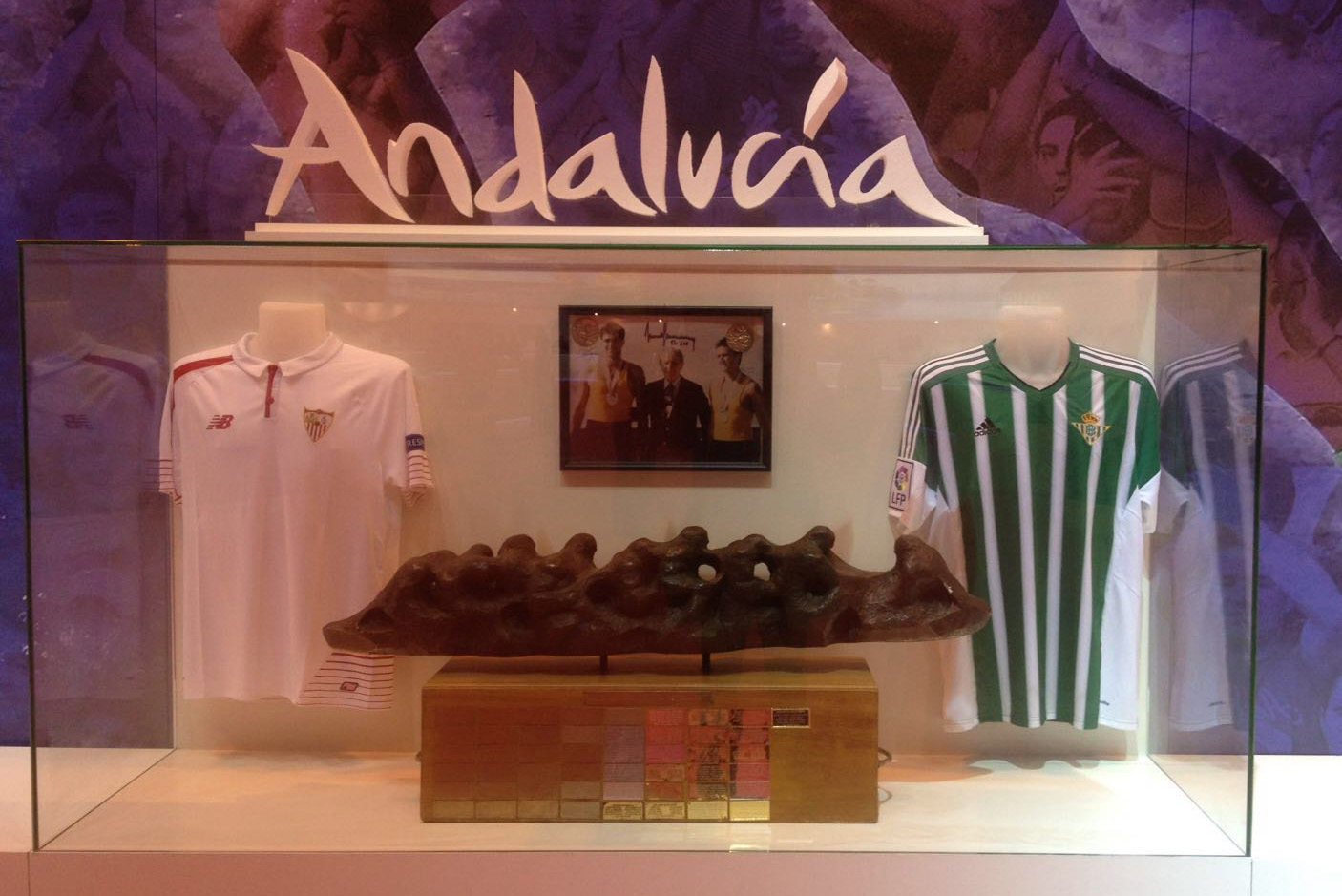 Imagen del Cocodrilo con las camisetas de Sevilla FC y Real Betis