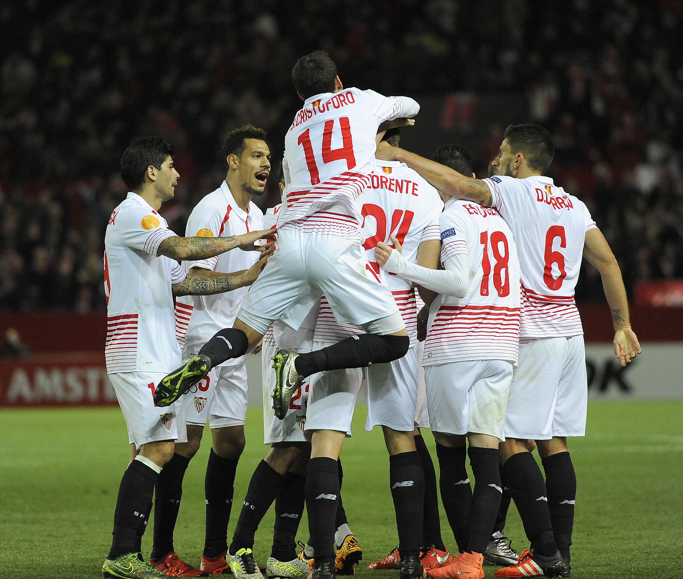 El Sevilla celebra el 1-0 al Molde