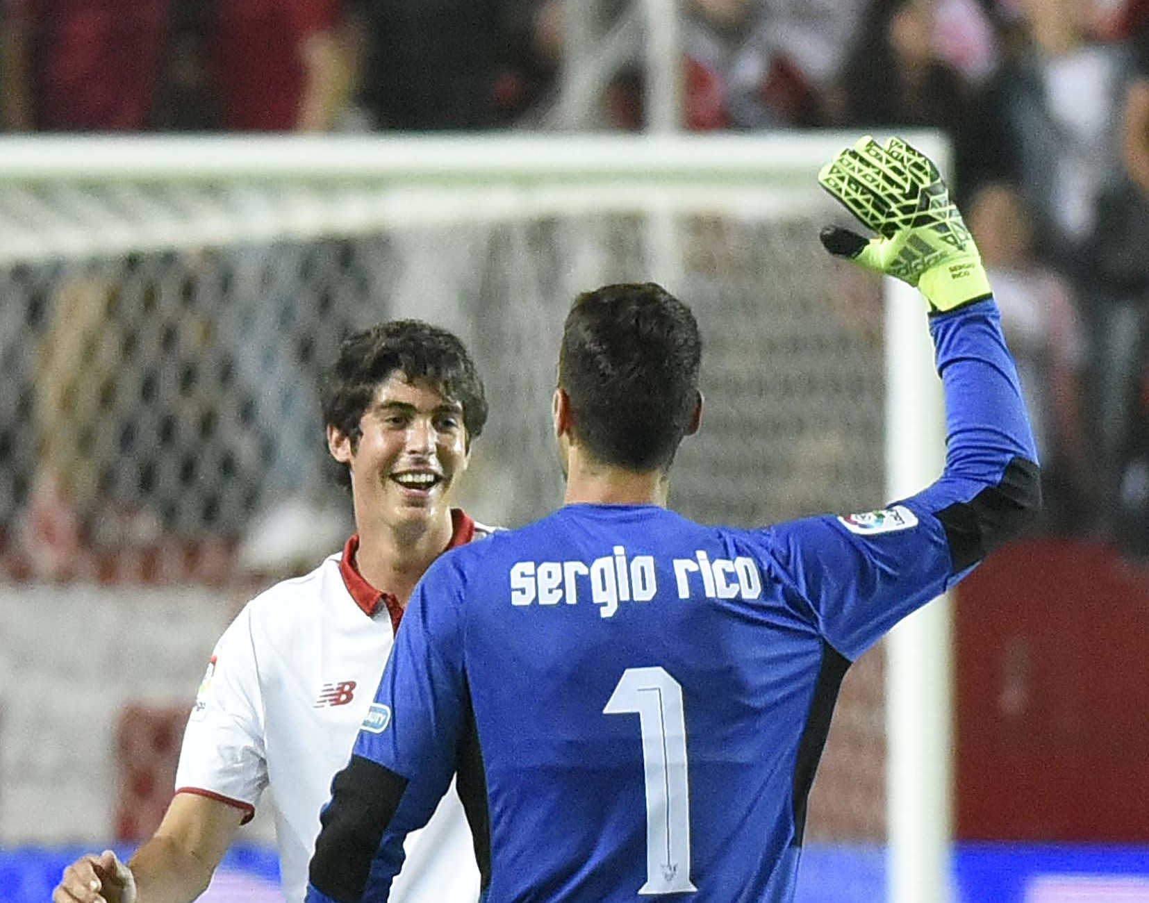 Sergio Rico junto a Carlos Fernández