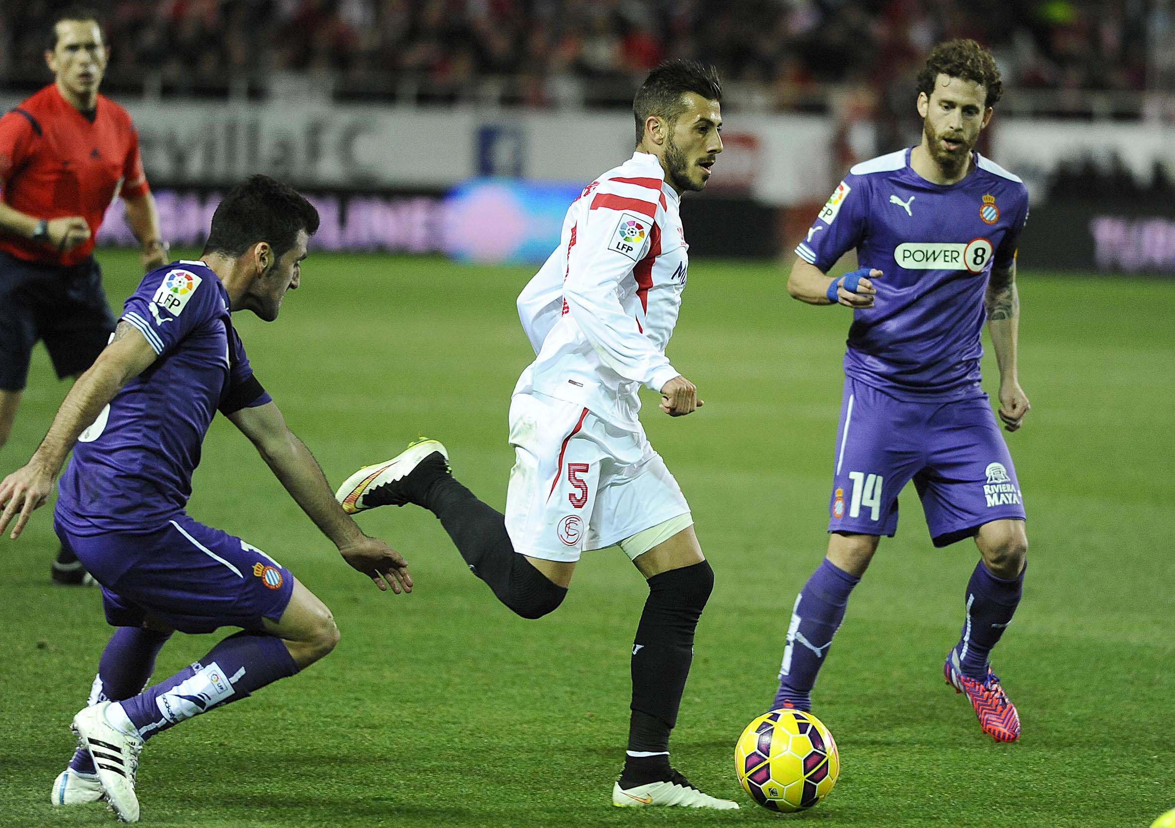 Diogo lleva el balón en un encuentro ante el Espanyol