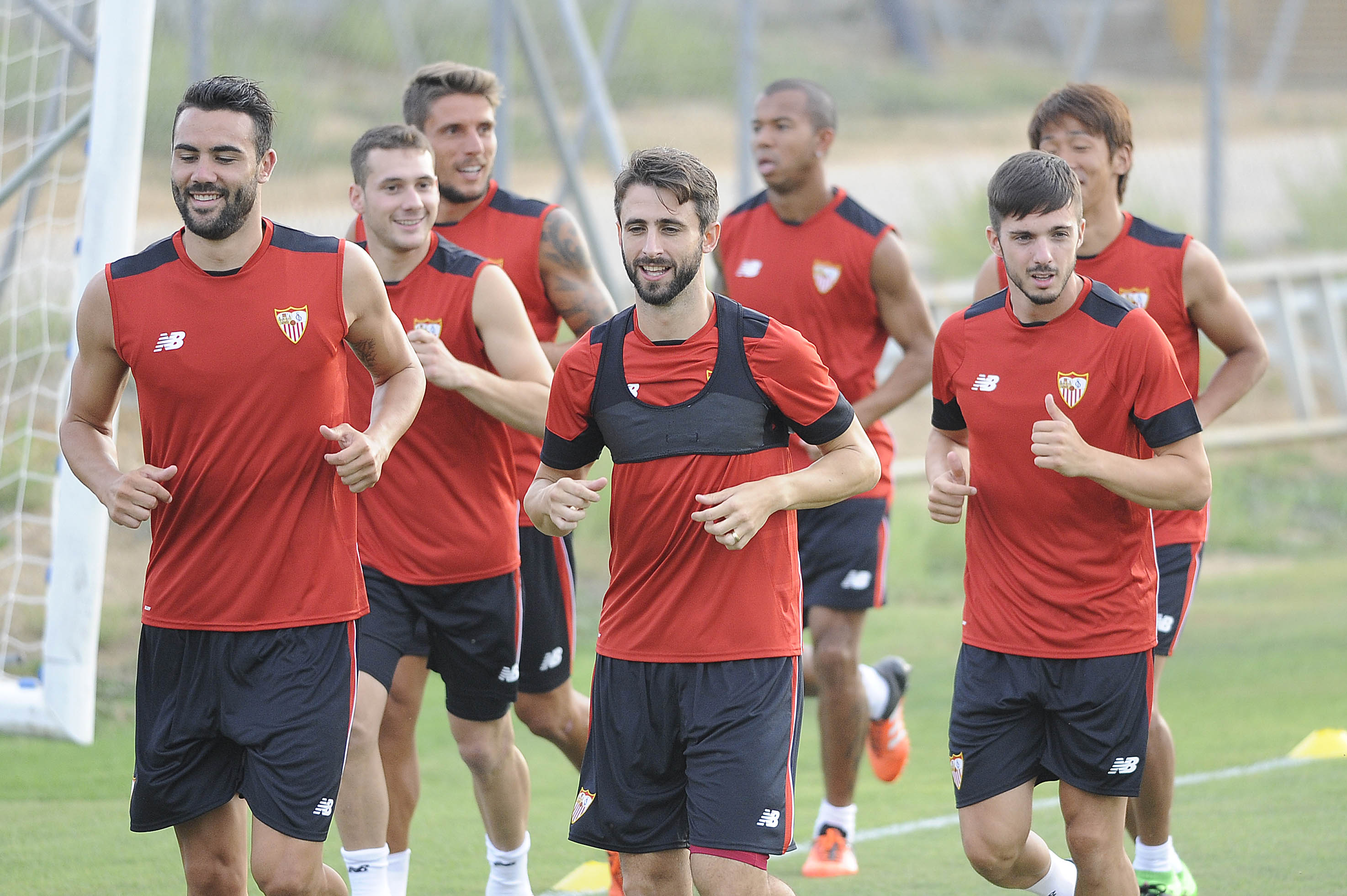 Pareja, en un entrenamiento con el Sevilla FC