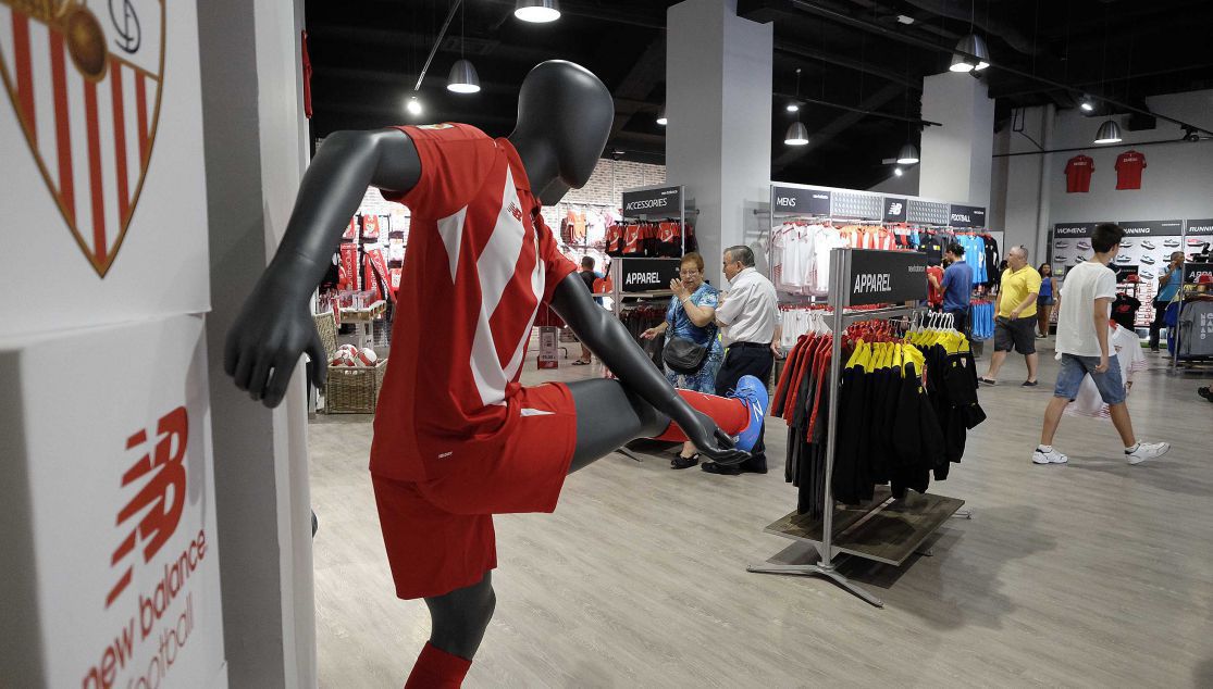 Imagen interior de la tienda del Sevilla FC 