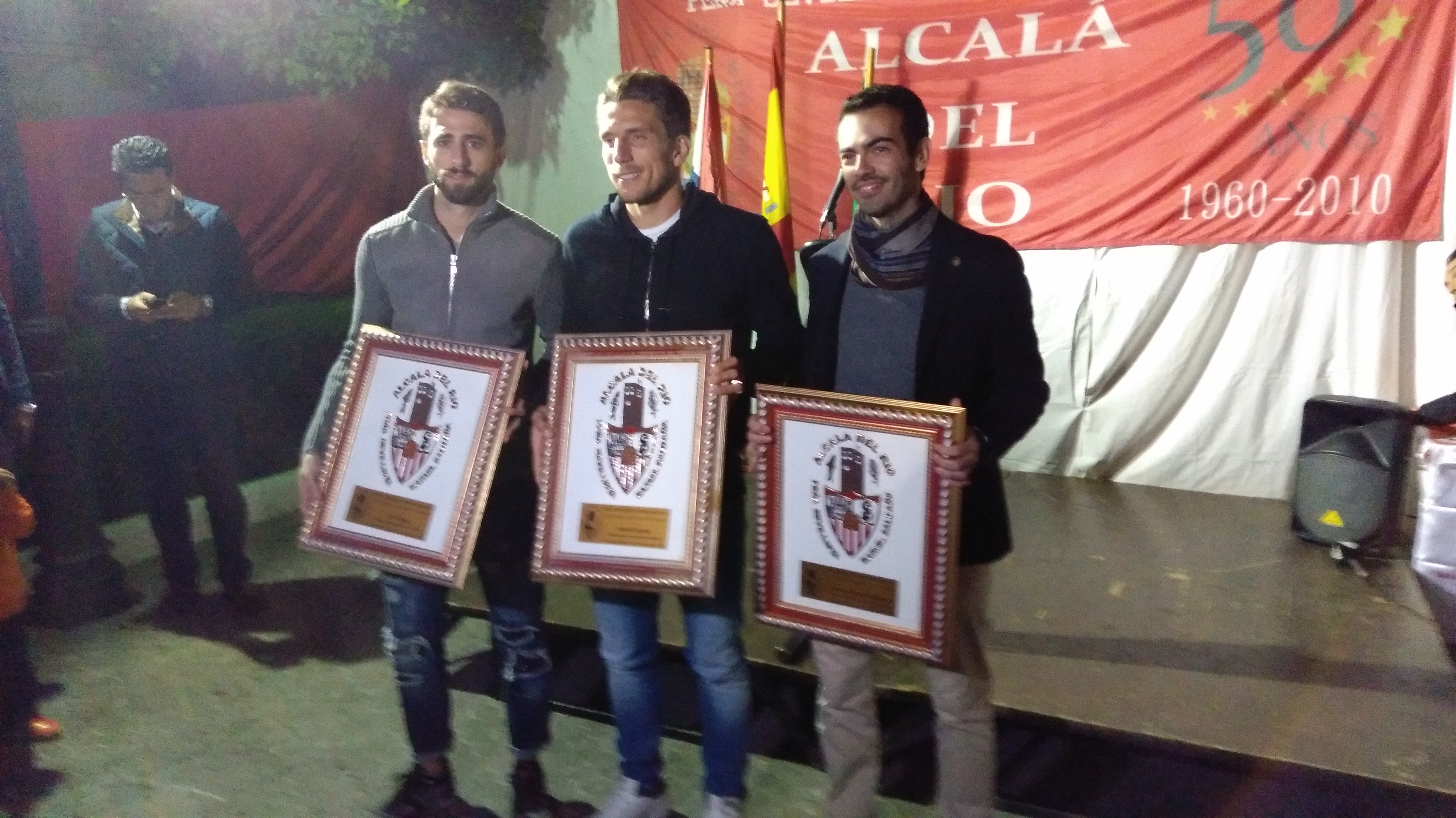 Pareja, Carriço y Germán Mora posan con los premios 'Casta y Coaje' de la Peña Sevillista de Alcalá del Río