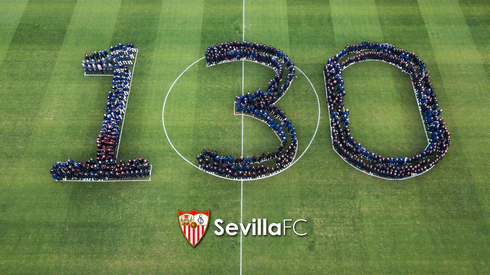 Las plantillas del Sevilla FC forman el 130 sobre el césped