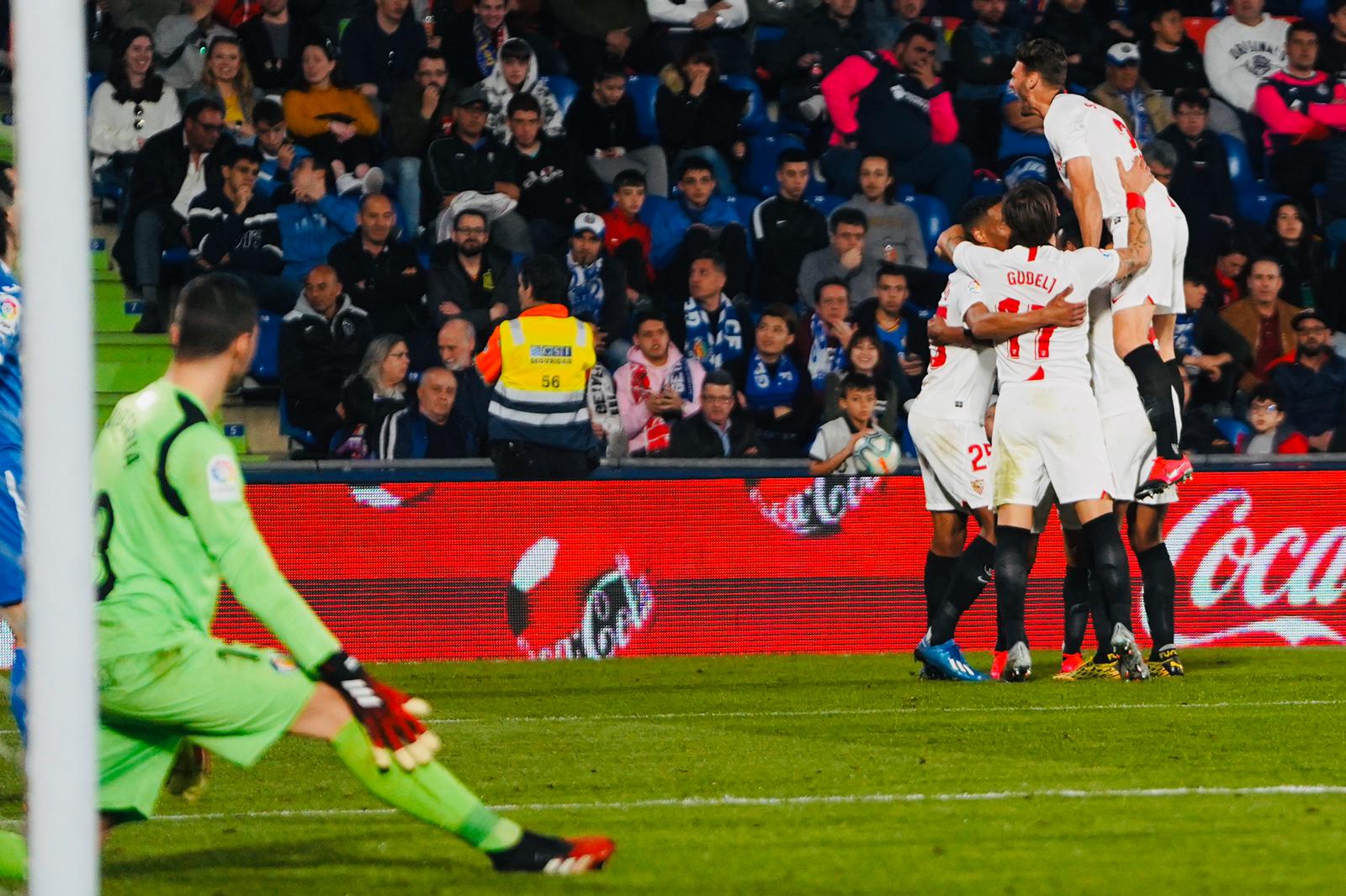 El Sevilla FC celebra la victoria cosechada en Getafe