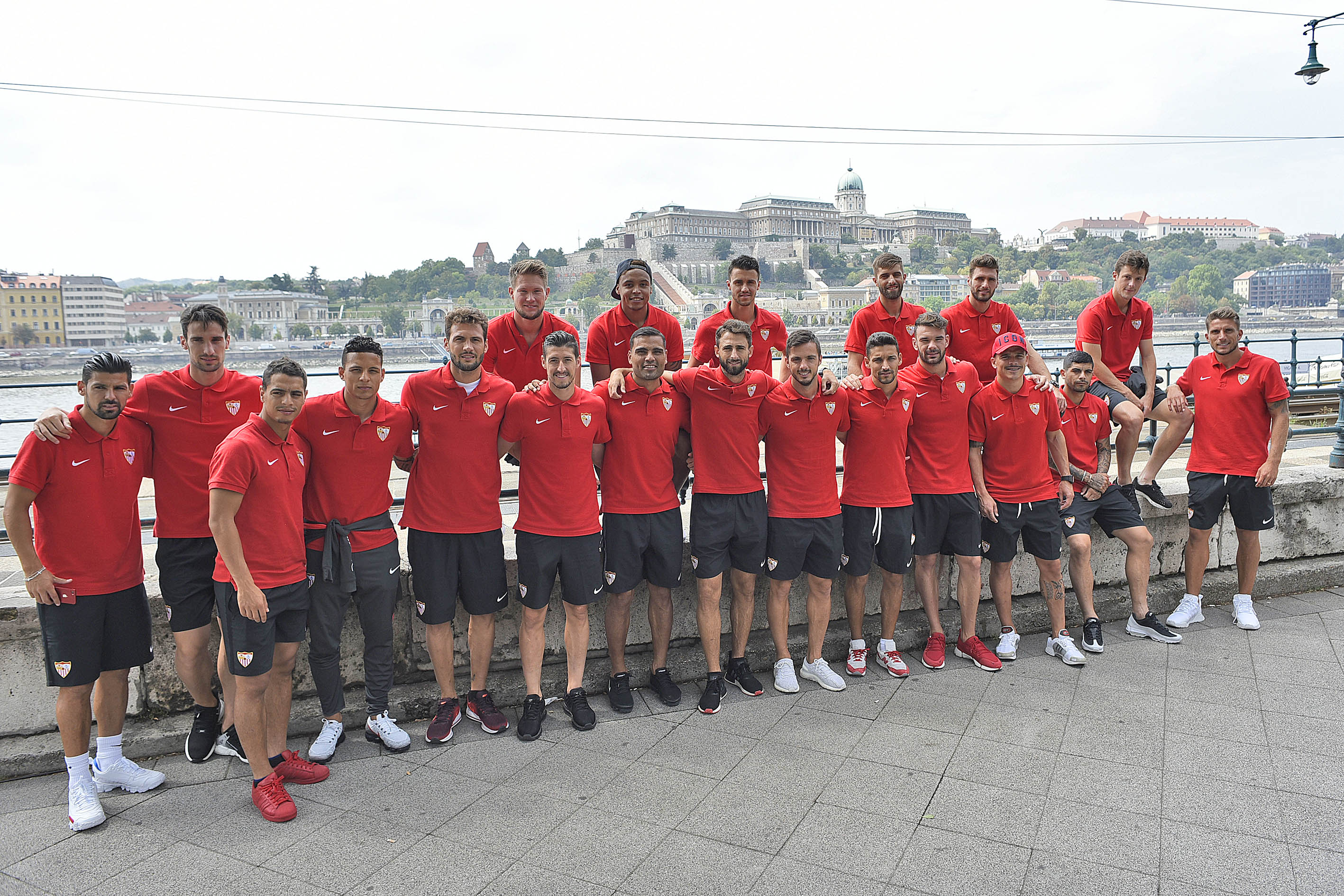El equipo sevillista posa junto al Danubio