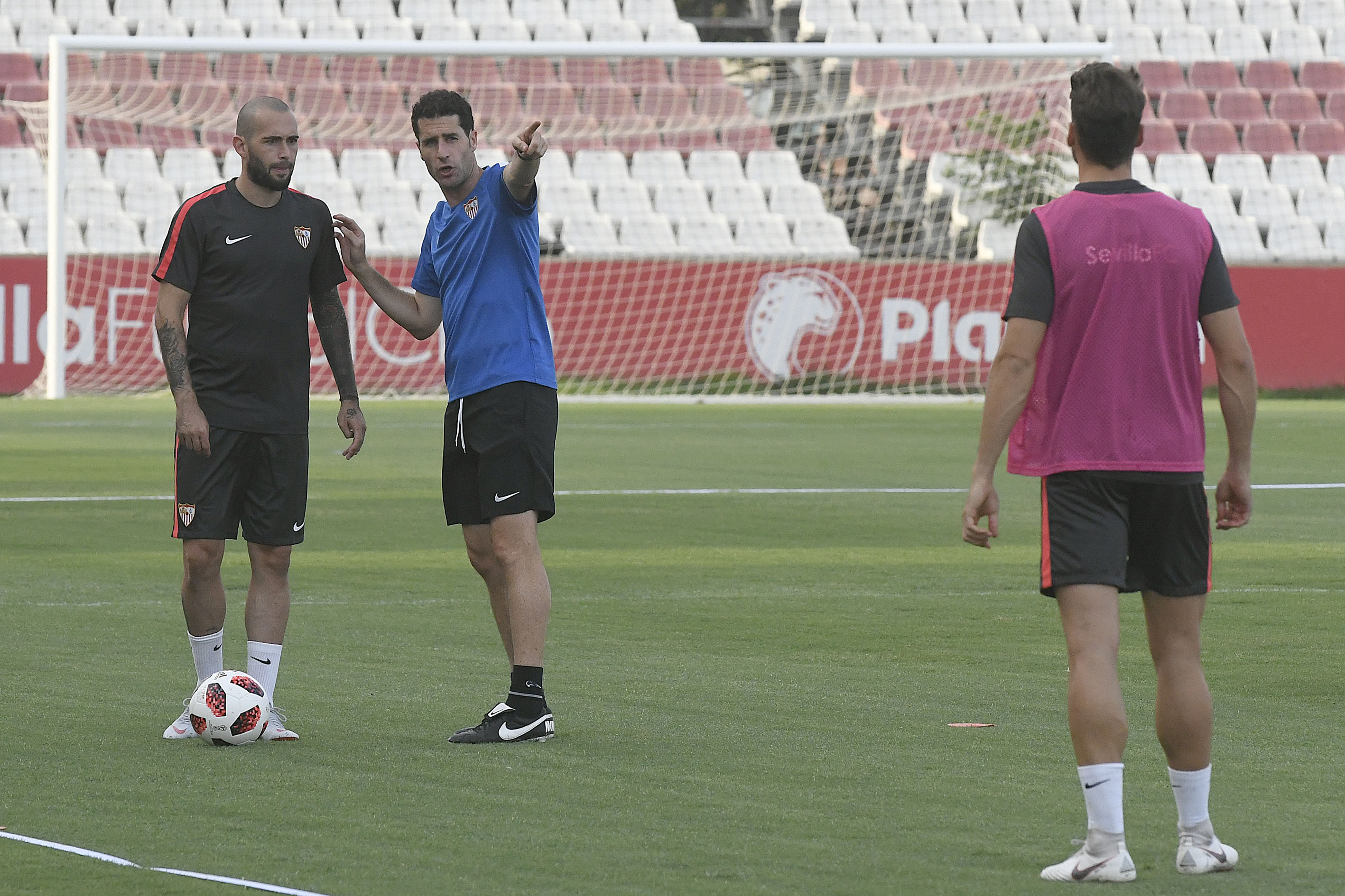 Jordi Balcells da indicaciones a Aleix Vidal en el entrenamiento