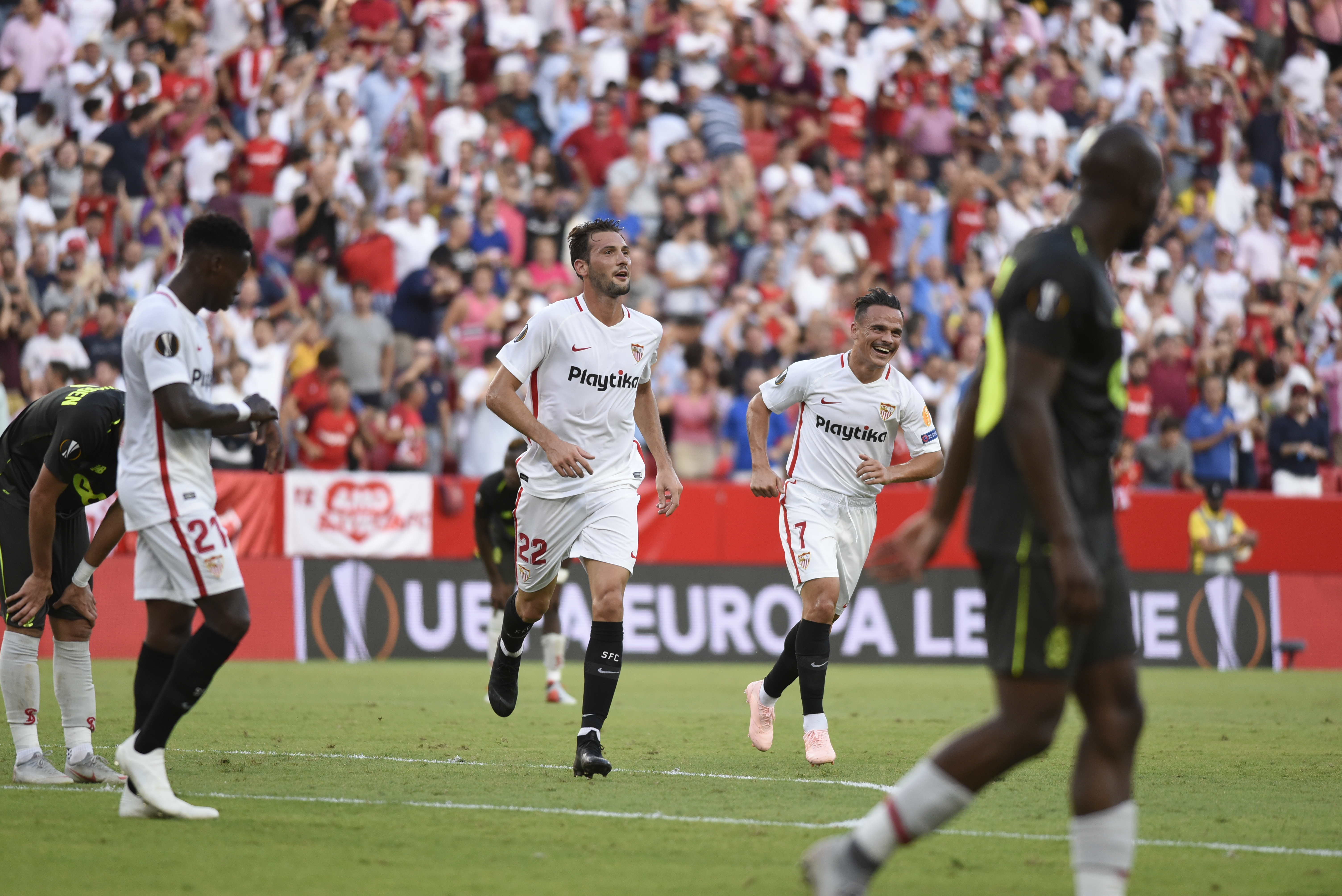 Franco Vázquez celebra su gol ante el Standard