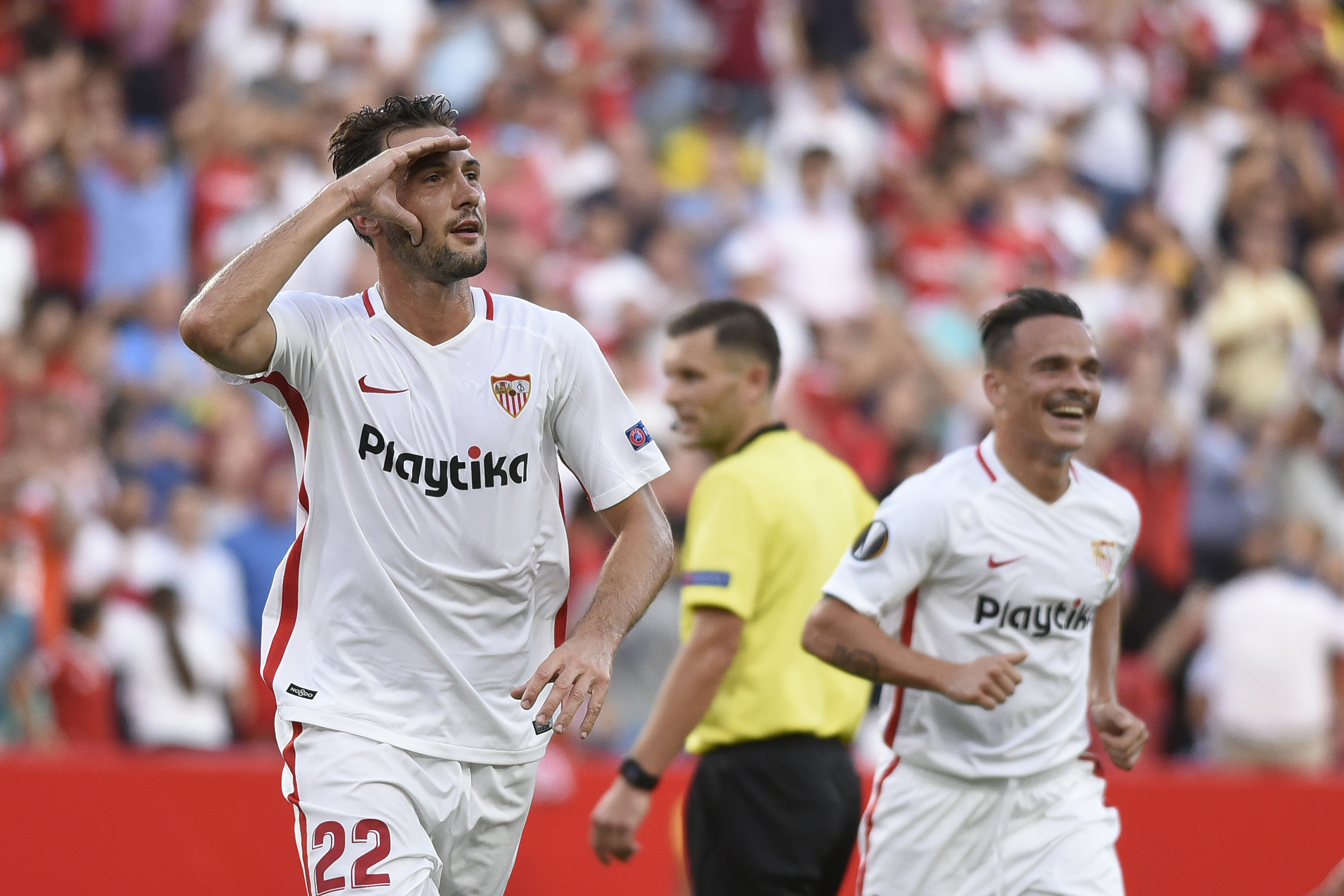 Franco Vázquez celebra un tanto con el Sevilla FC