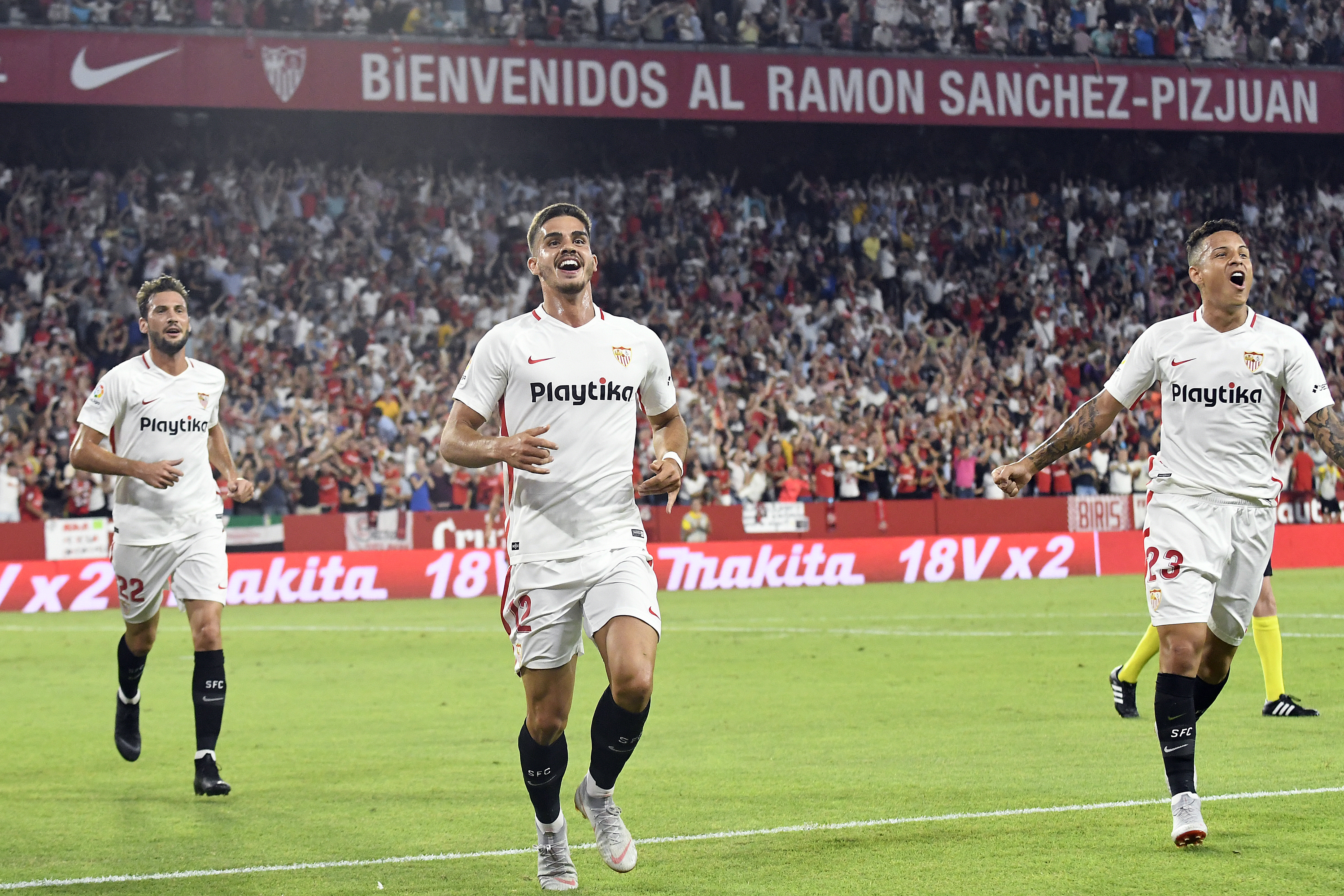 El Sevilla FC celebra un tanto ante el Madrid 
