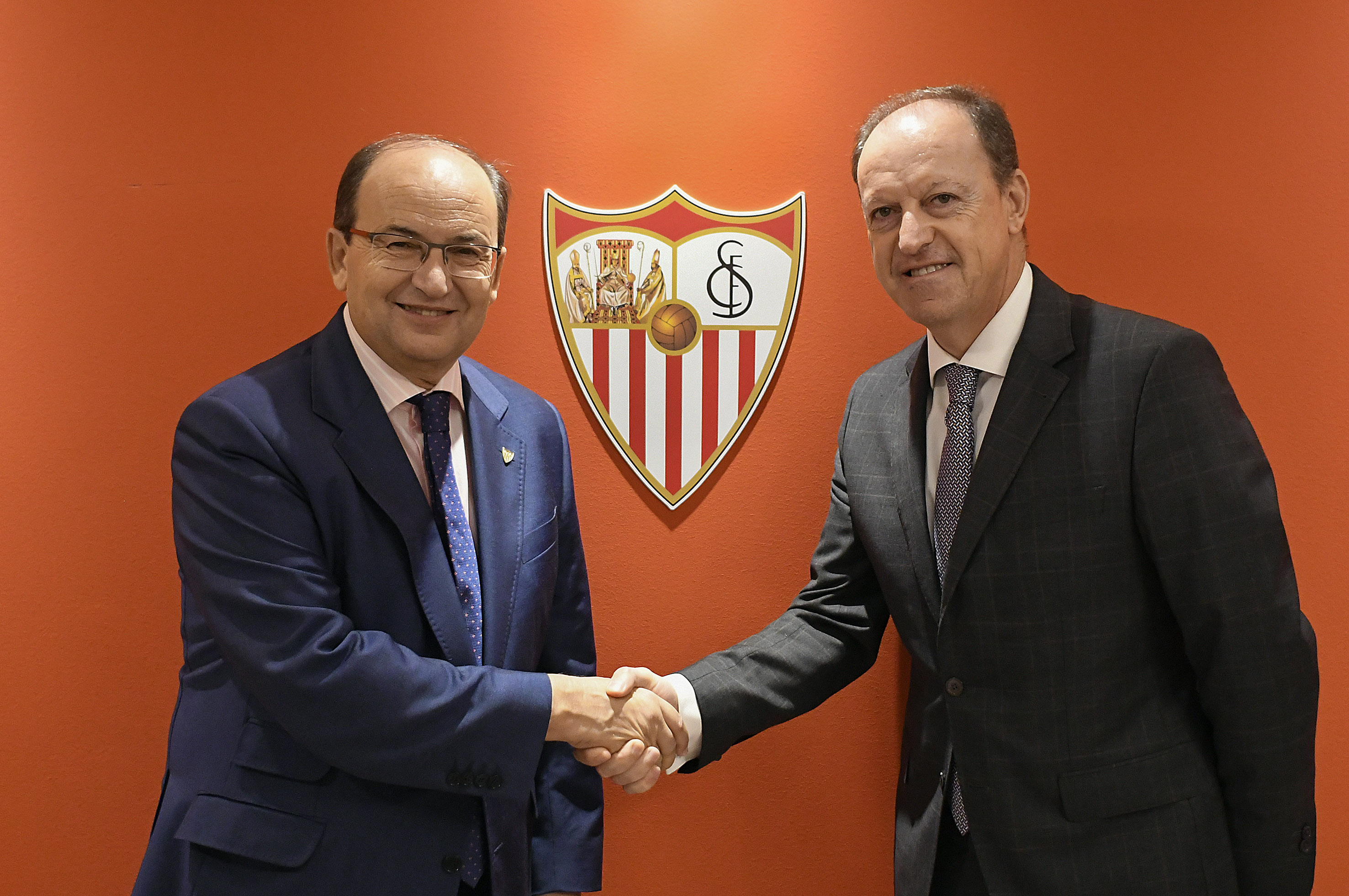 José Castro and Alfonso López sign the deal with Meliá