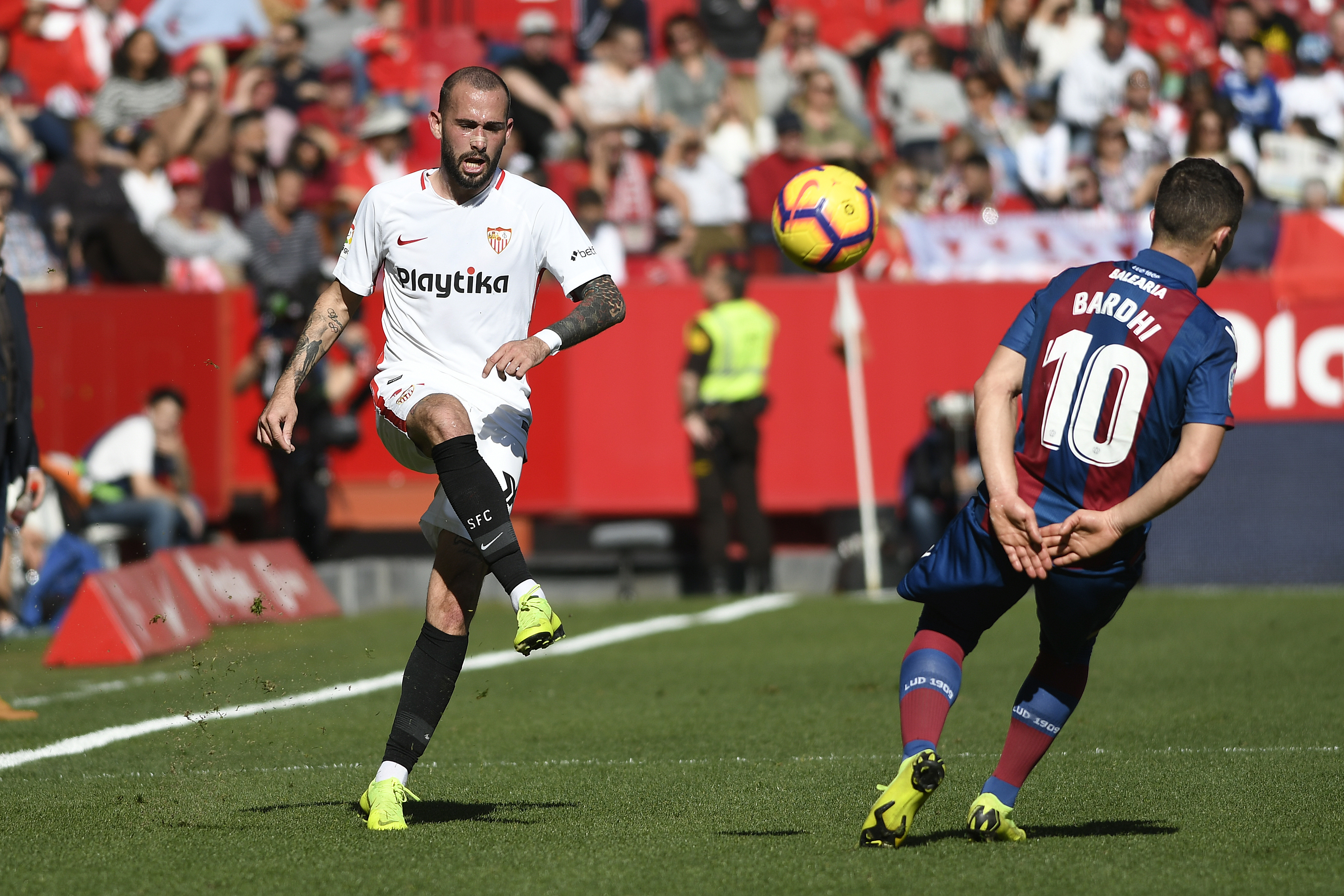 Aleix Vidal del Sevilla FC ante el Levante UD