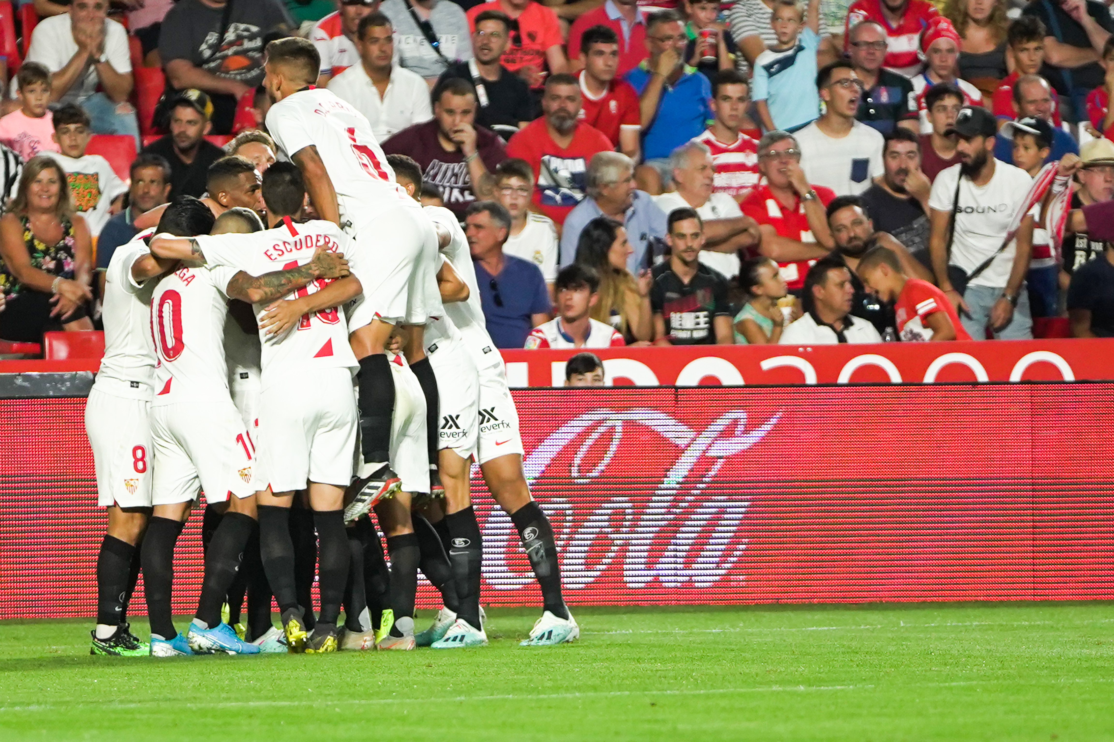 El Sevilla FC celebra el tanto de la victoria en Granada 