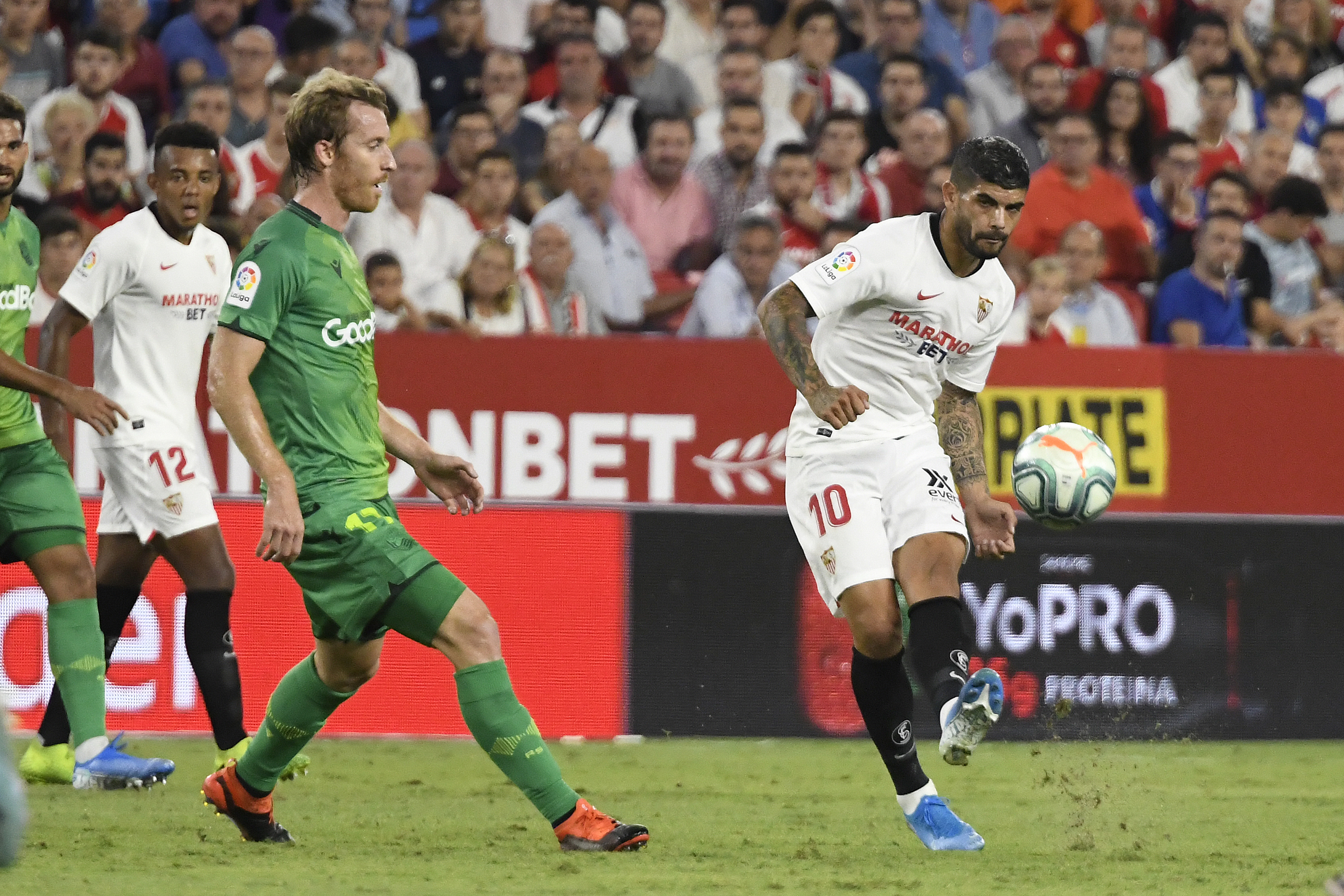 Éver Banega completa un pase con el Sevilla FC