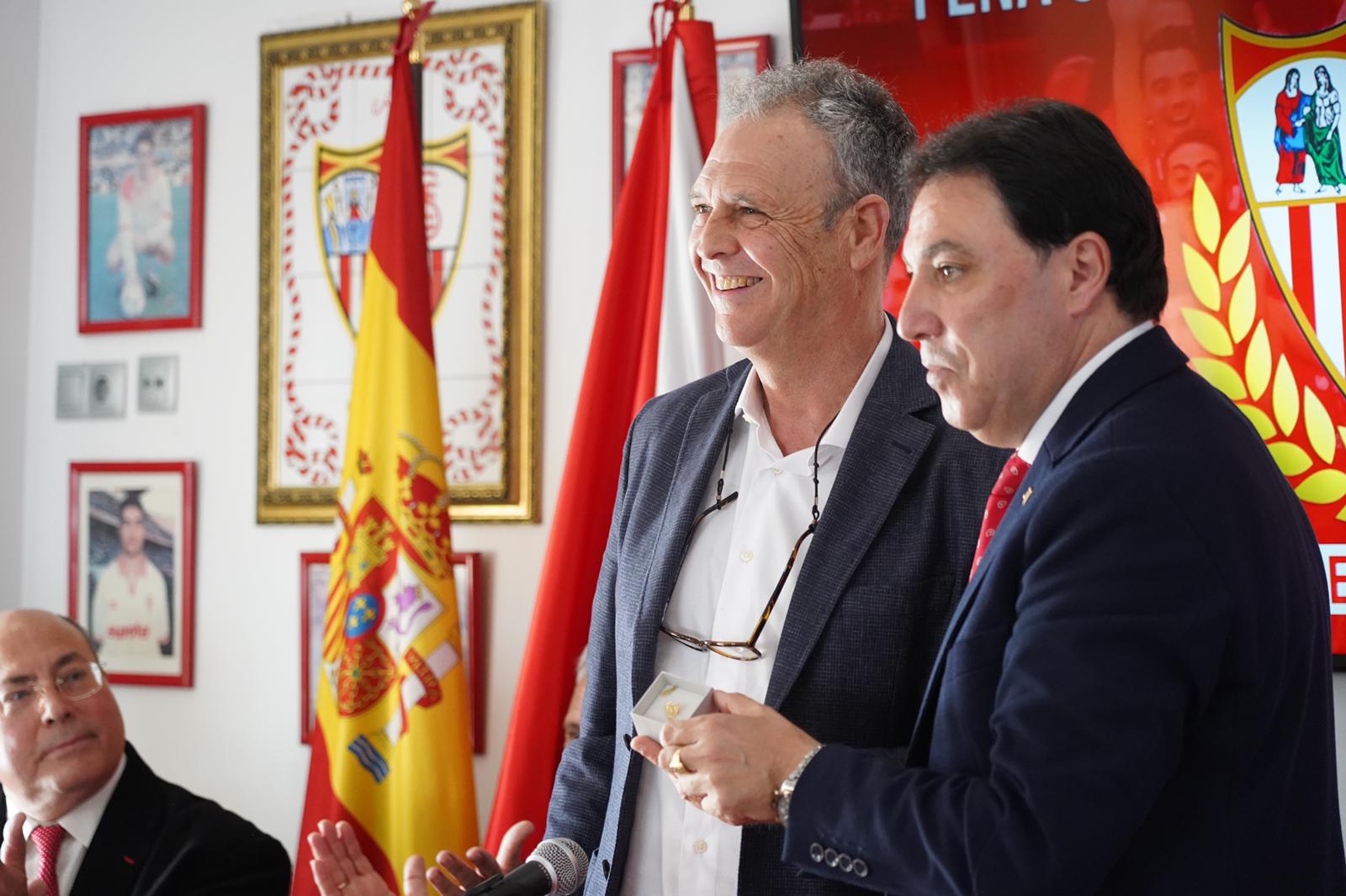 Joaquín Caparrós recibiendo la insignia de oro de la PS Dos Hermanas