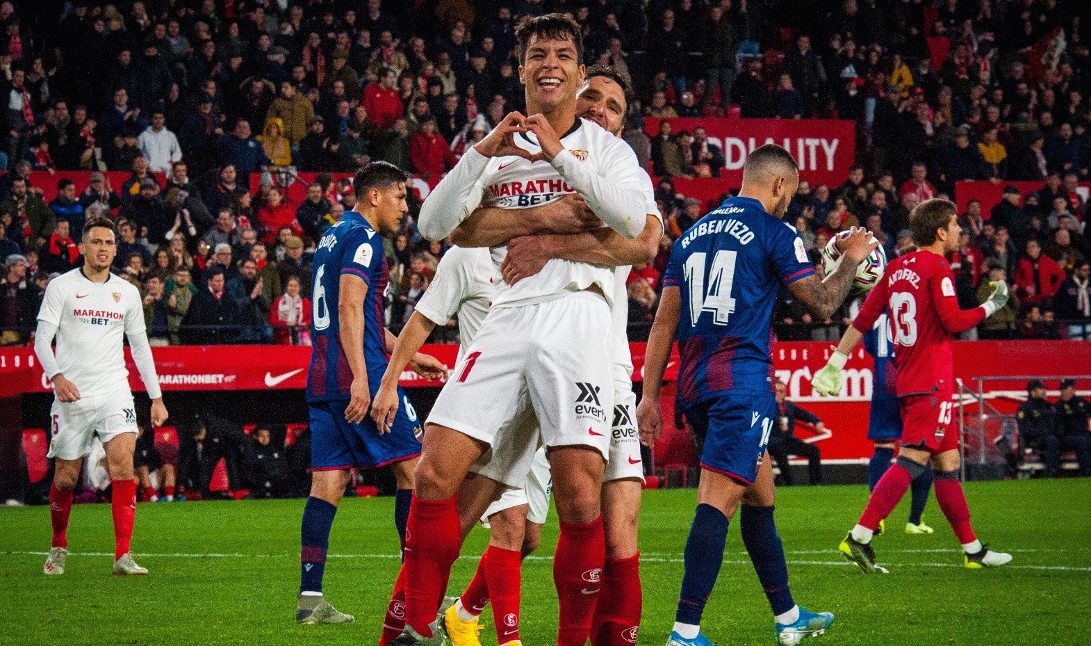Óliver Torres celebrates Sevilla FC'a third goal against Levante UD