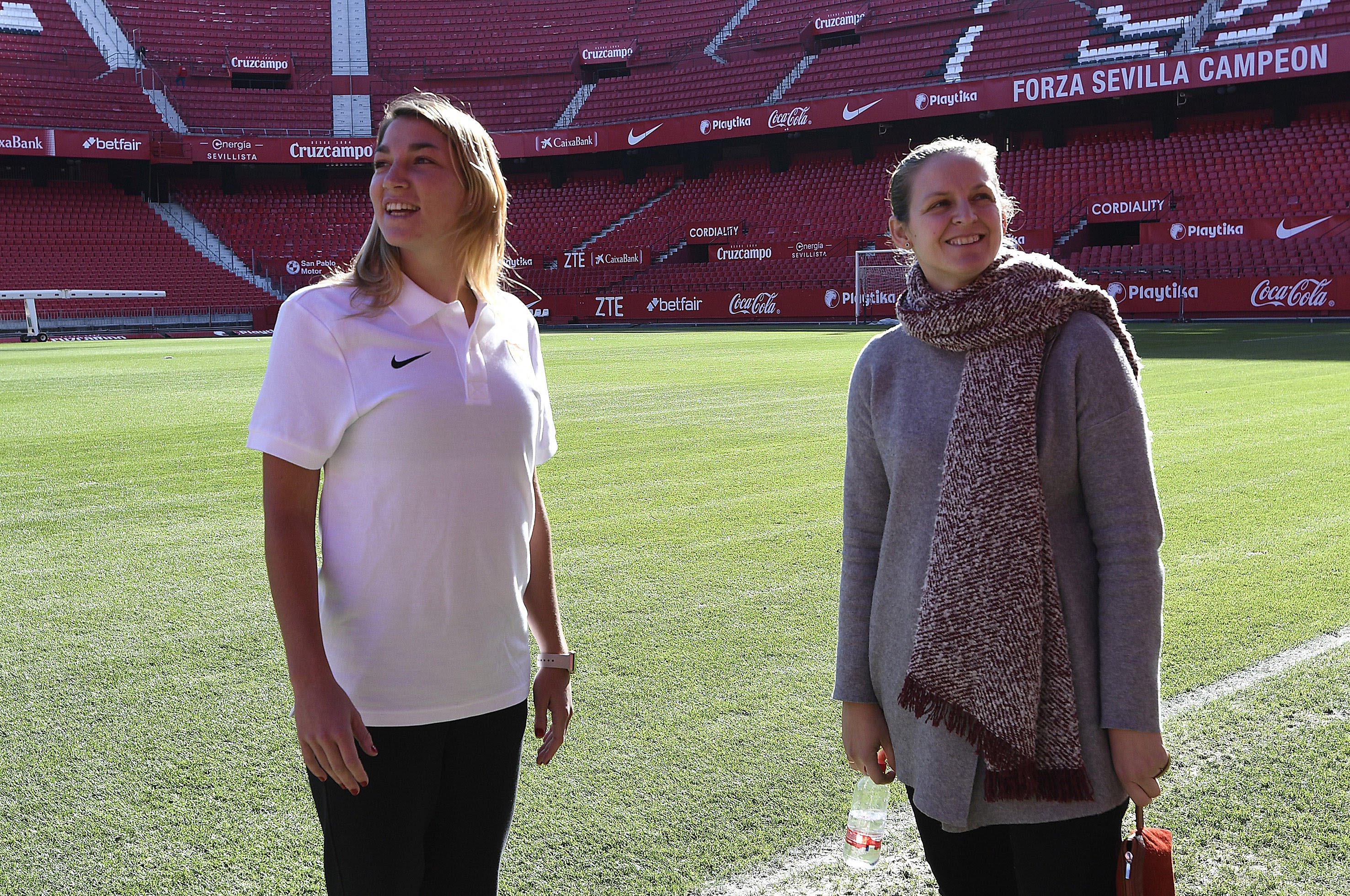 Amparo Gutiérrez, Directora de Fútbol Femenino del Sevilla FC, pisa el césped acompañando a Aldana Cometti en su presentación como jugadora del primer equipo femenino