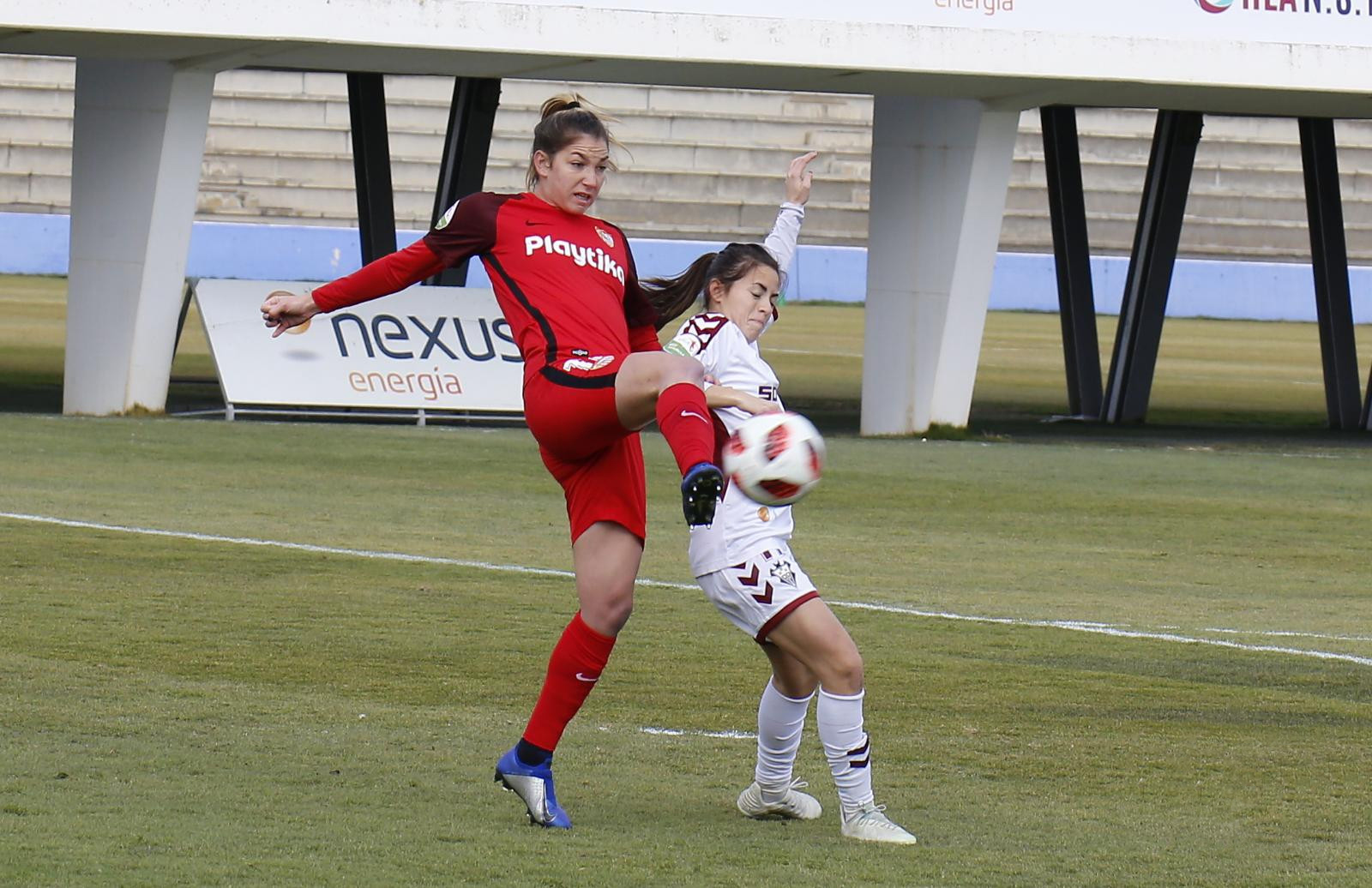 Aldana Cometti, jugadora argentina del primer equipo femenino del Sevilla FC, toca el balón en presencia de Sara Navarro en el encuentro ante el Fundación Albacete