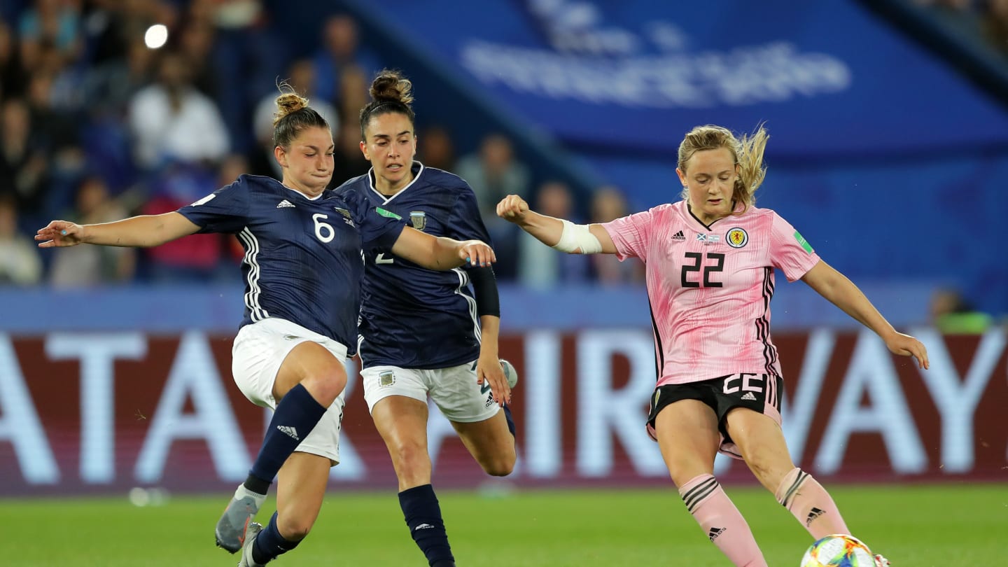 Aldana Cometti, jugadora del primer equipo femenino del Sevilla FC, presiona a Erin Cuthbert durante el Escocia-Argentina del Mundial de Francia