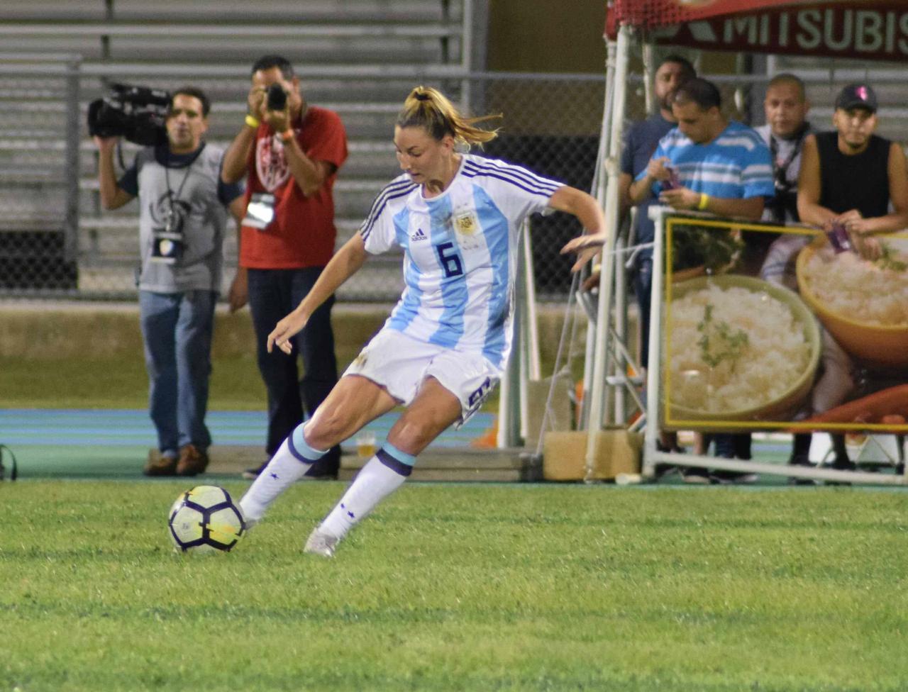 Aldana Cometti, jugadora del Sevilla FC, golpea el balón durante un encuentro con la selección argentina