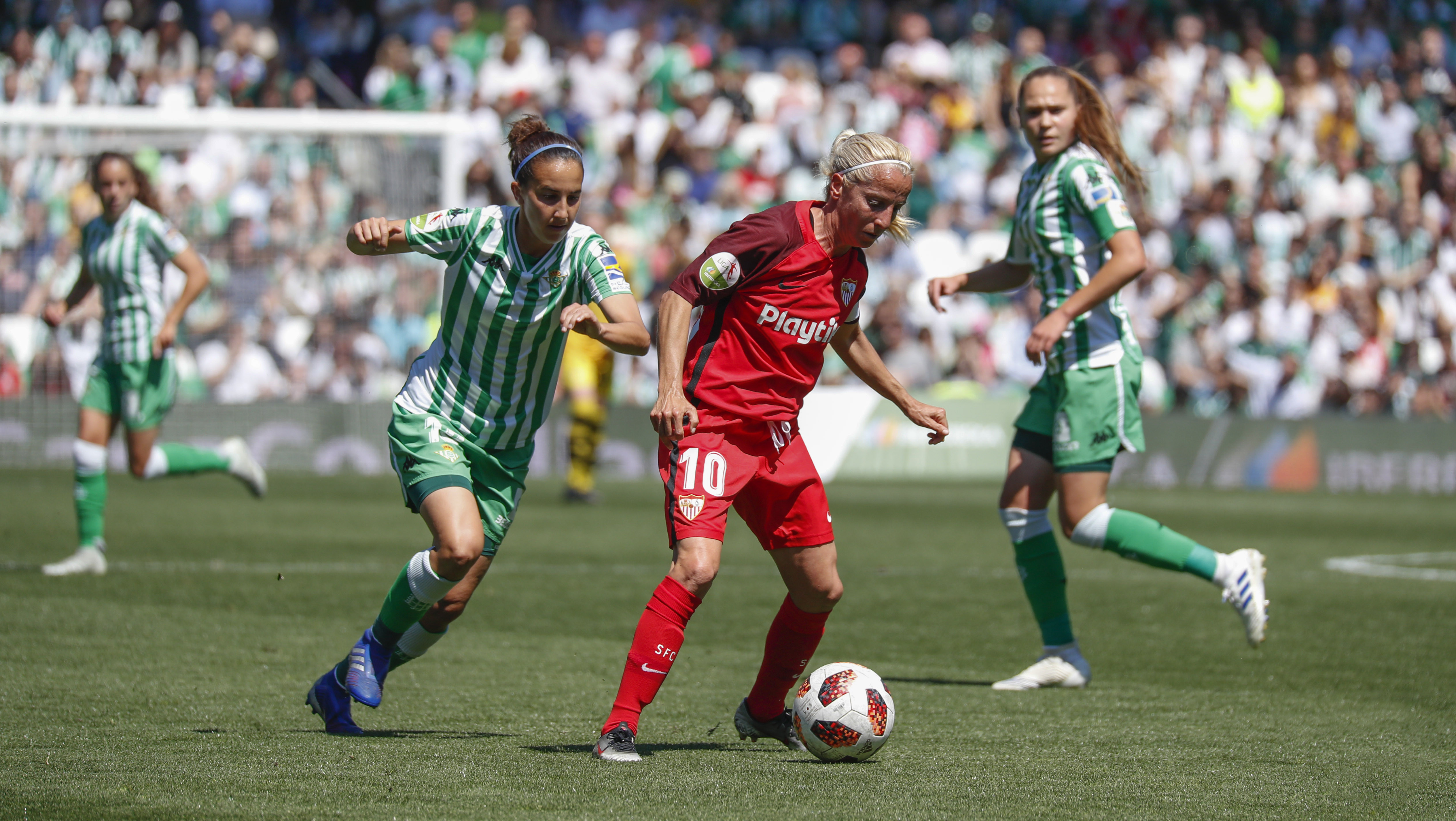 Alicia Fuentes, capitana del primer equipo femenino del Sevilla FC, controla el balón durante la disputa de El Gran Derbi el pasado sábado en la Liga Iberdrola