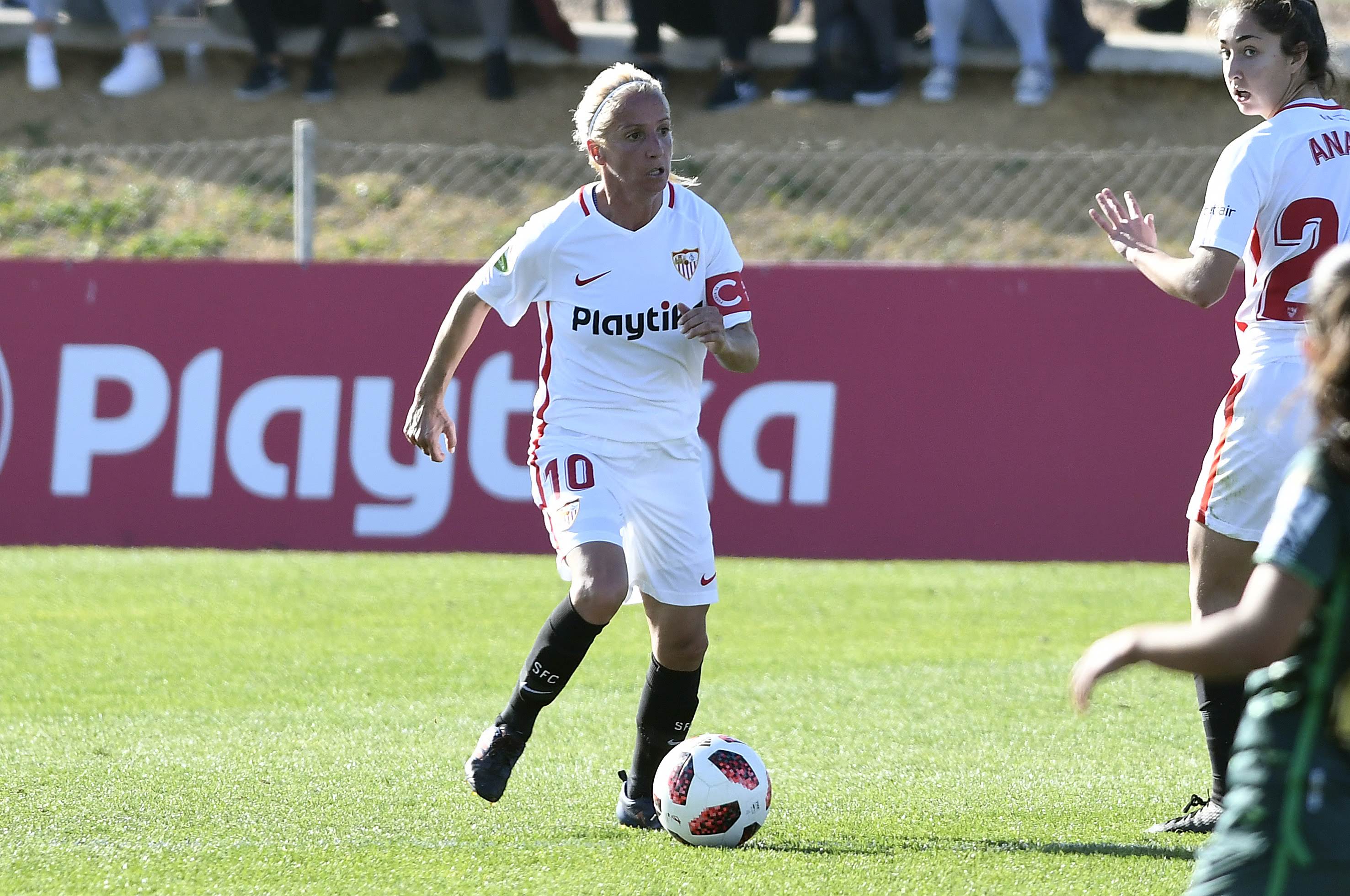 Alicia Fuentes, capitana del primer equipo femenino del Sevilla FC, conduce el balón durante la disputa de ElGranDerbi el pasado mes de diciembre