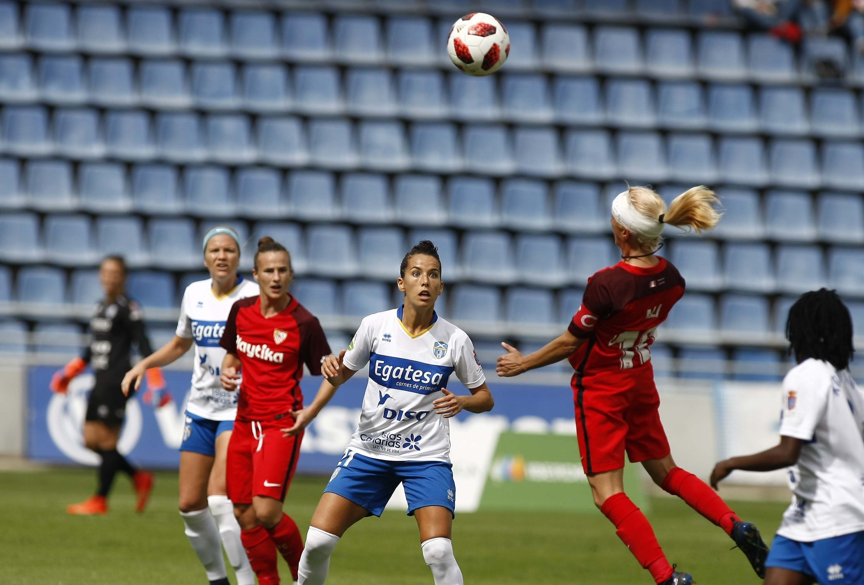Alicia Fuentes, capitana del primer equipo femenino del Sevilla FC, trata de cabecear el balón durante el partido de la jornada 8 de la Liga Iberdrola ante la UDG Tenerife