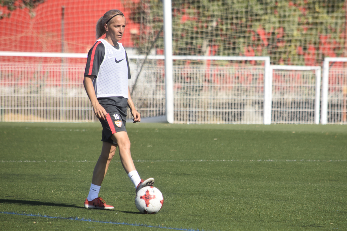 Alicia Fuentes, capitana del primer equipo femenino del Sevilla FC, durante un entrenamiento de la pretemporada
