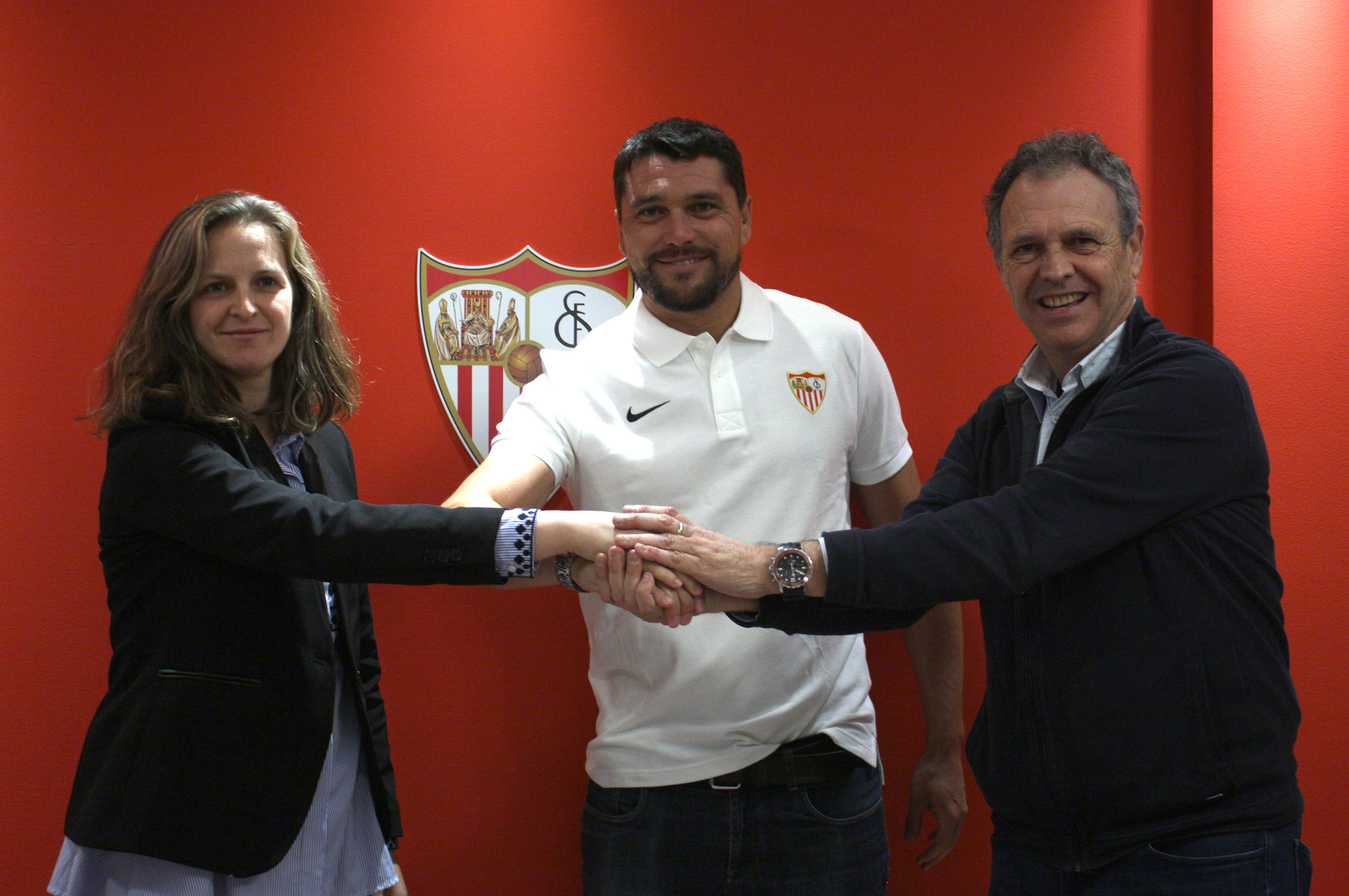 Cristian Toro, nuevo entrenador del Sevilla FC femenino, Amparo Gutiérrez y Joaquín Caparrós, Directora de Fútbol Femenino y Director del Fútbol del Sevilla FC