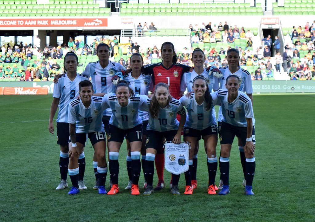 Aldana Cometti, jugadora del primer equipo femenino del Sevilla fc, posa con sus compañeras en el once inicial con el que Argentina se midió con Australia