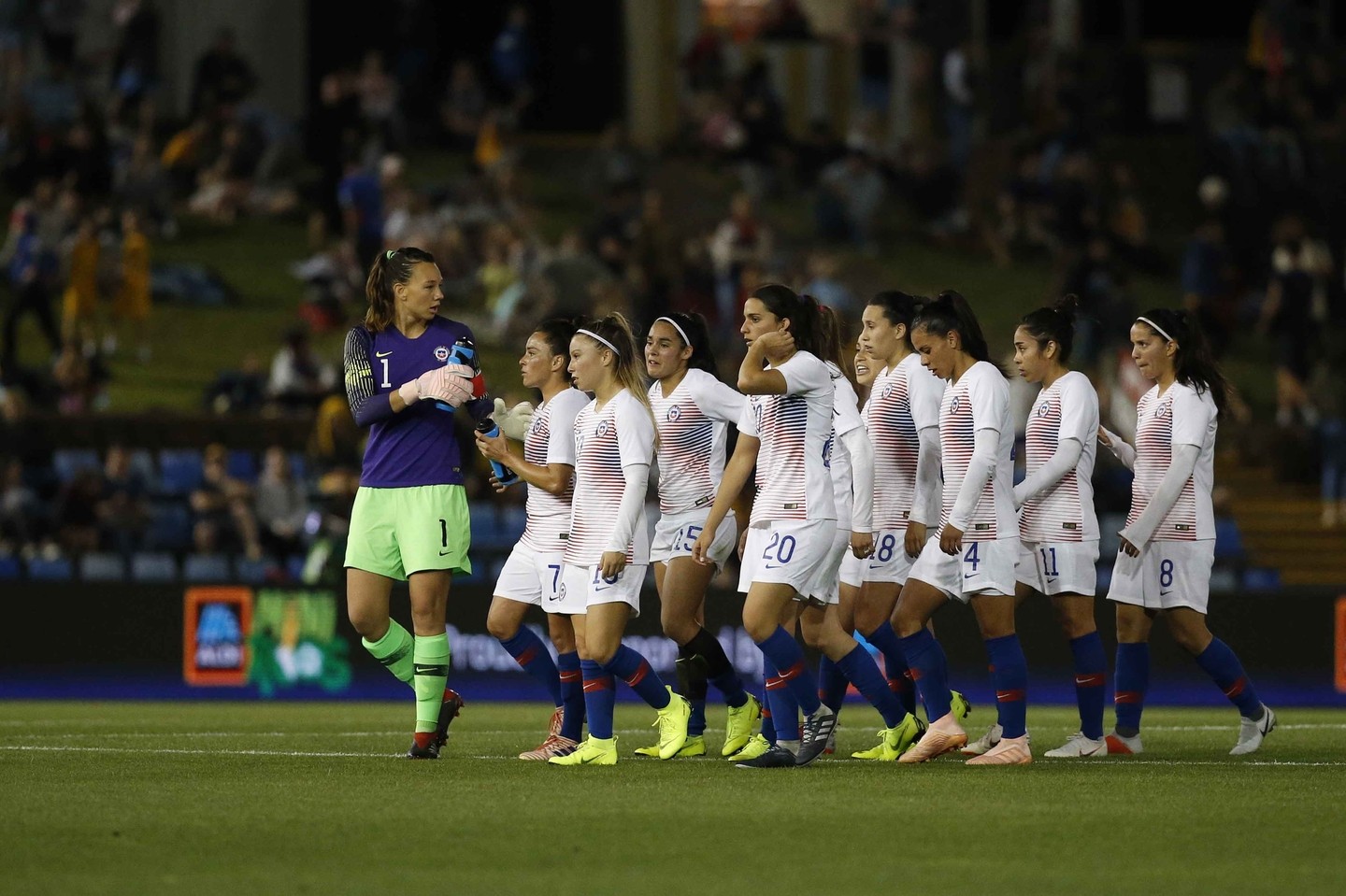 Las jugadoras de Chile, entre ellas las futbolistas del primer equipo femenino del Sevilla FC Karen Araya y Pancha Lara, se retiran del césped tras el partido frente a Australia