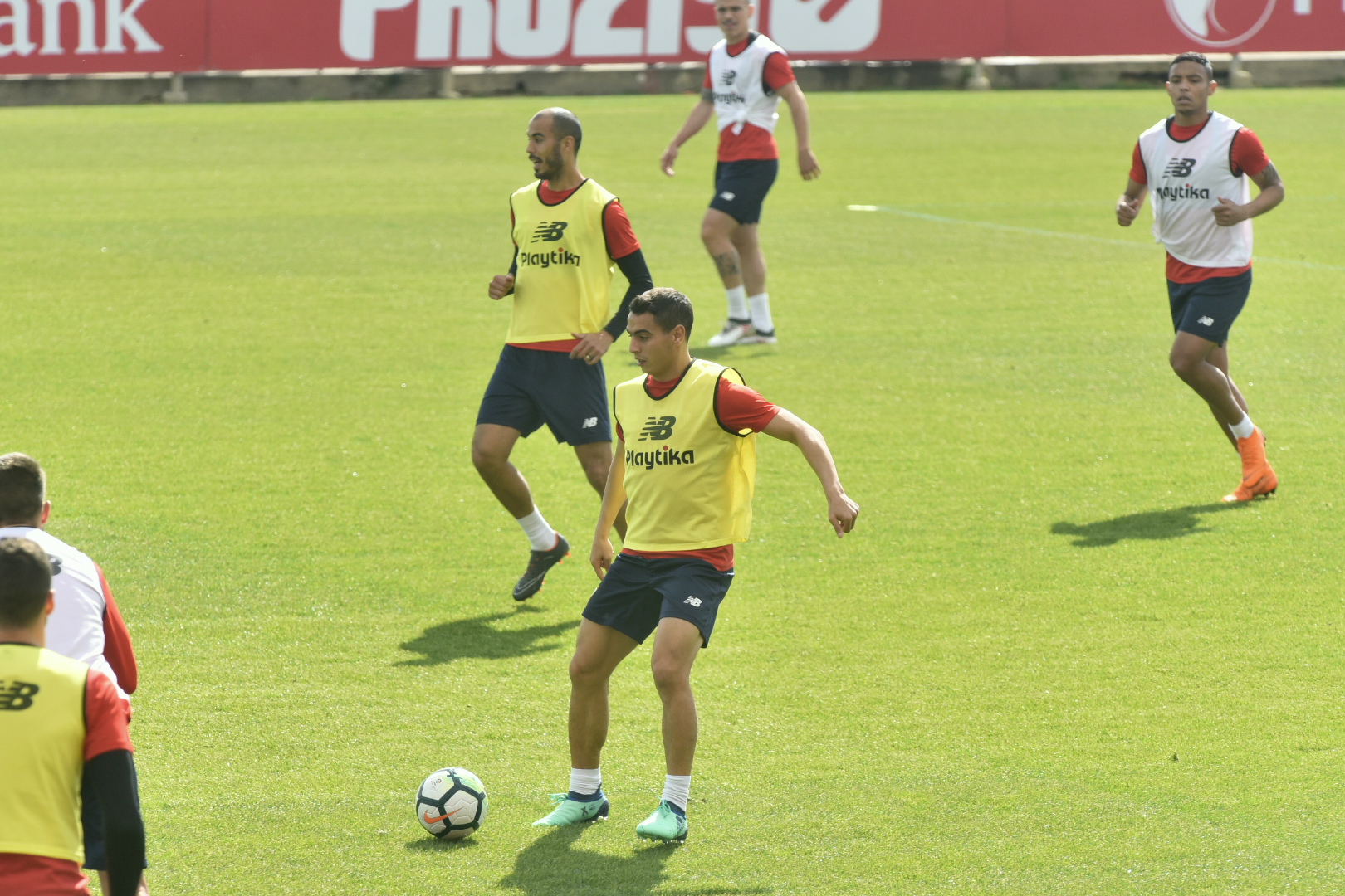 Ben Yedder conduce el balón en el entrenamiento del Sevilla FC 