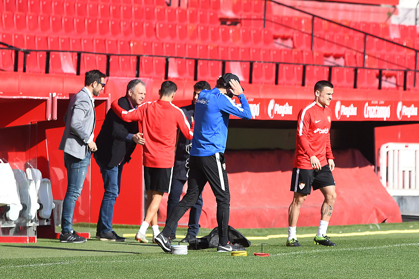 Caparrós, Gallardo y Marchena durante el entrenamiento en el estadio