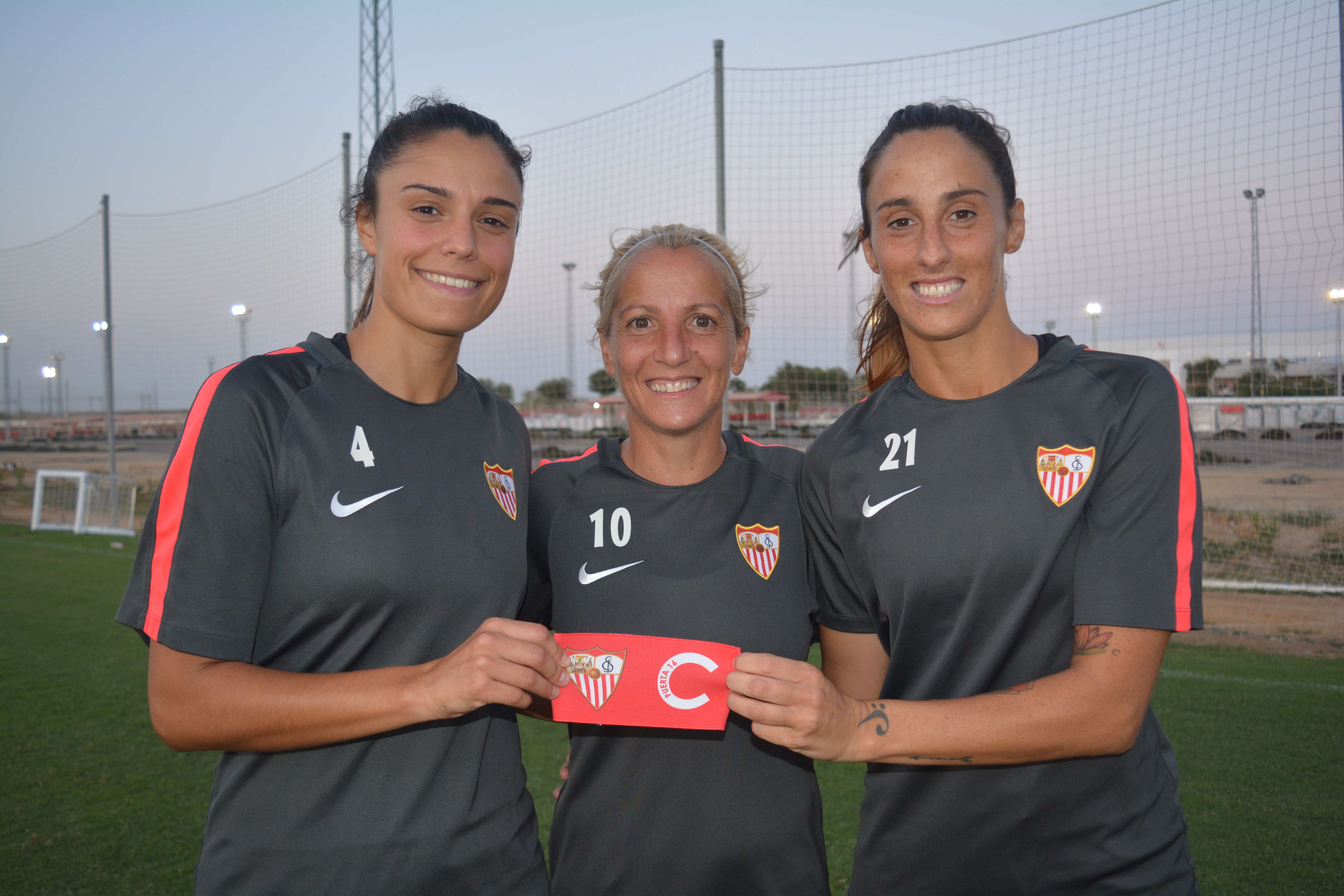 Alicia Fuentes, Marta Carrasco y Maite Albarrán posan con el brazalete tras un entrenamiento de esta semana
