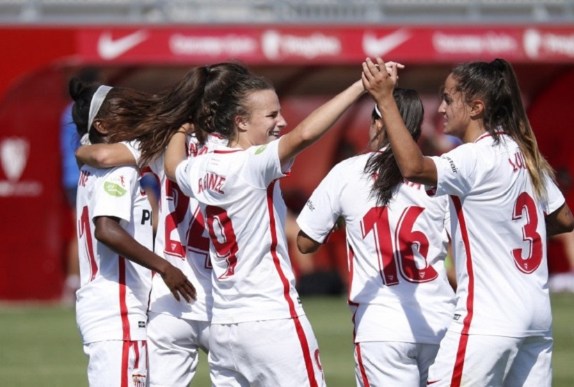 Las jugadoras del primer equipo femenino del Sevilla FC celebran el gol del empate ante el CD Sporting Club de Huelva, obra de Raquel Pinel