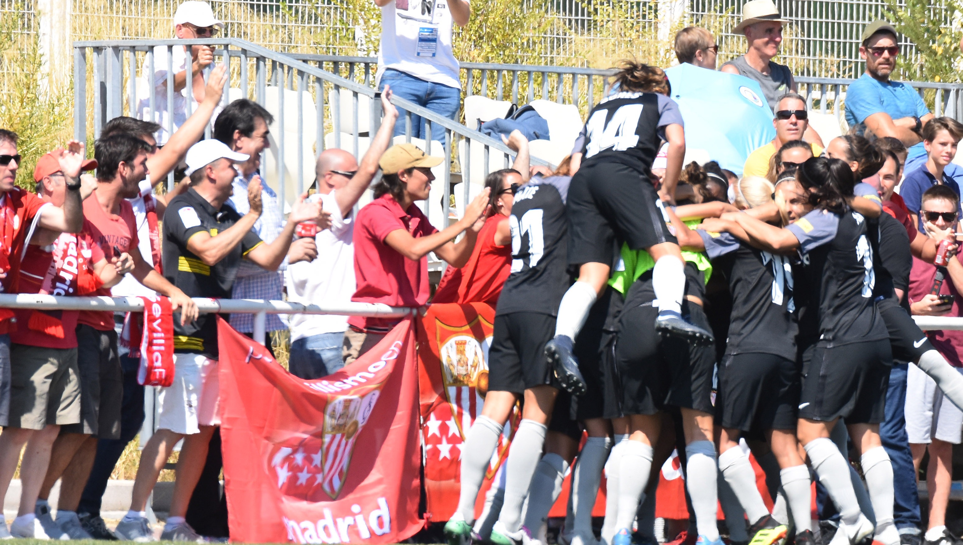 Las jugadoras del primer equipo femenino del Sevilla FC celebran el tanto de Toni Payne, que les ha dado el triunfo ante el Rayo Vallecano