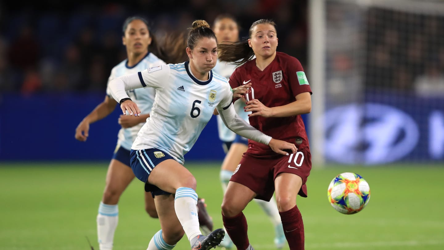 Aldana Cometti, defensora del primer equipo femenino del Sevilla FC, lucha por el esférico con la inglesa Fran Kirby durante el choque de este viernes de la selección argentina en el Mundial