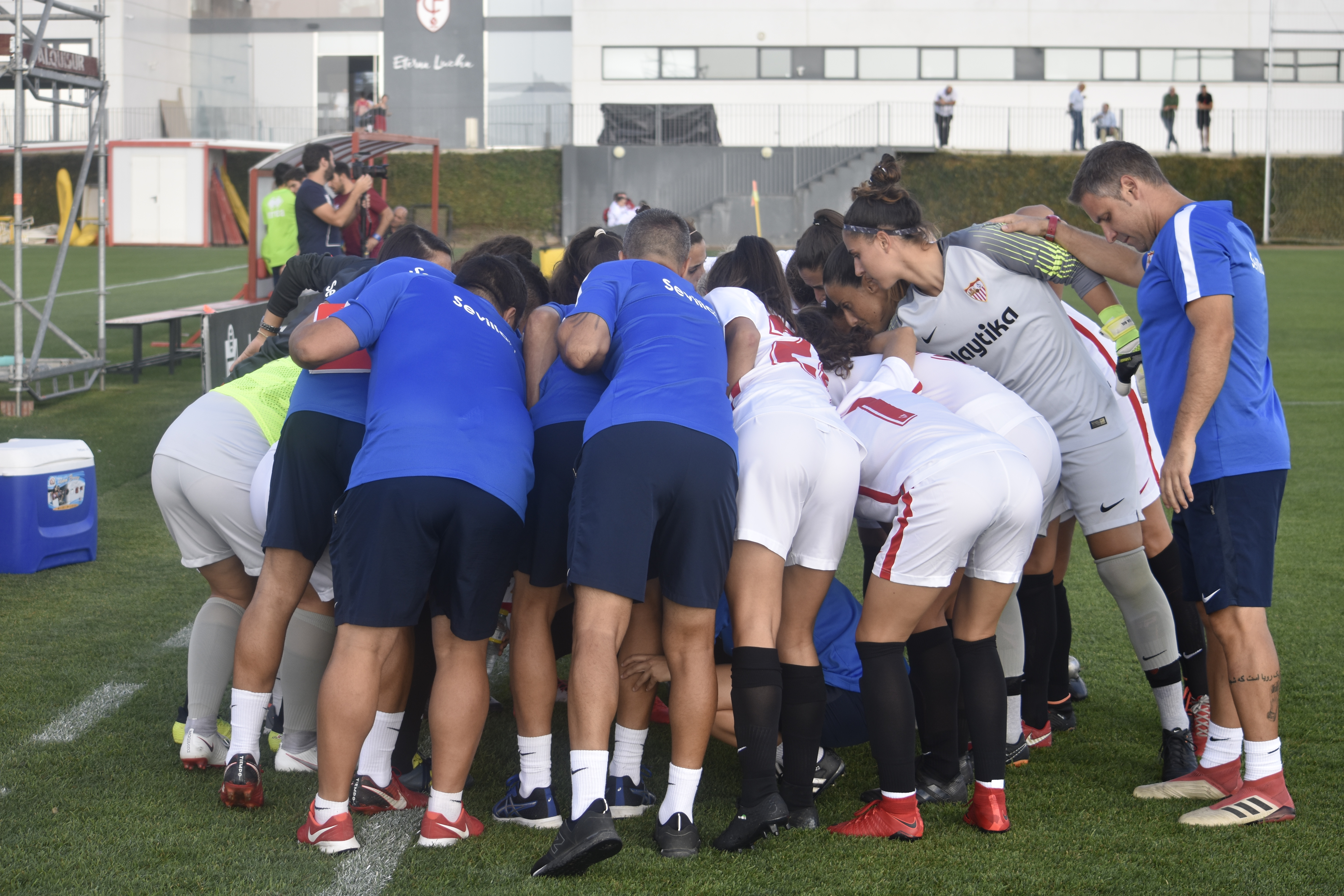 El primer equipo femenino del Sevilla FC forma unido en la previa del encuentro ante el Granada CF de esta pretemporada