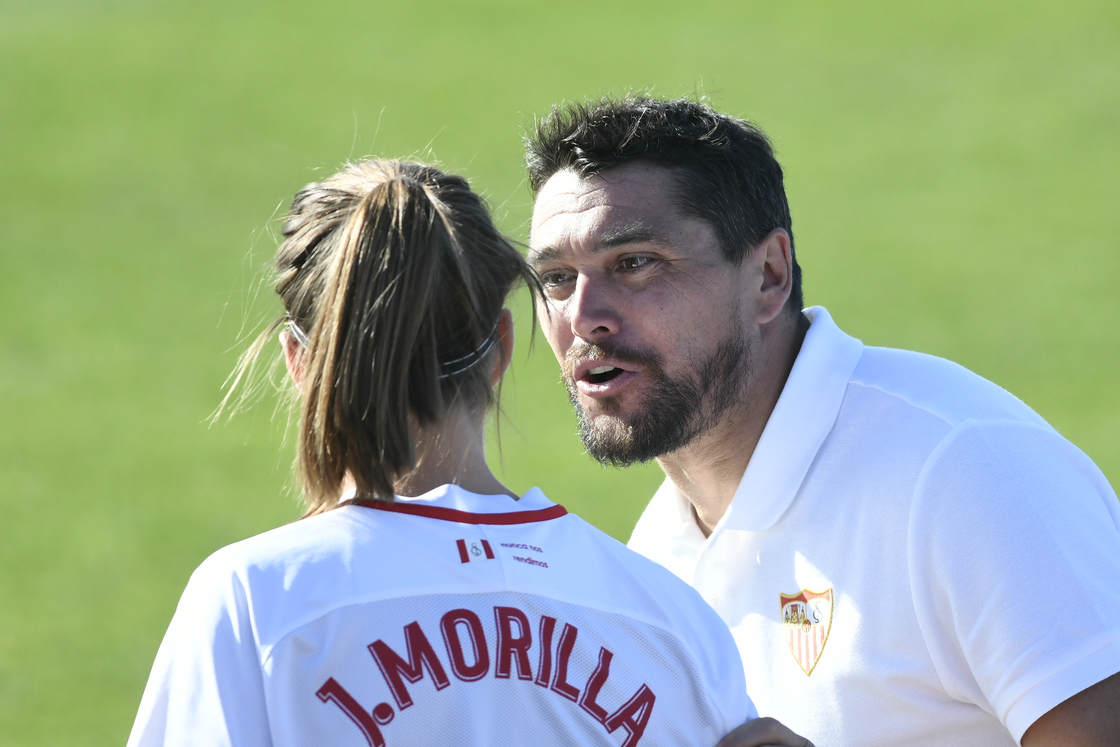 Cristian Toro, entrenador del primer equipo femenino del Sevilla FC, da instrucciones a Jeni Morilla durante el encuentro frente al Real Betis Féminas