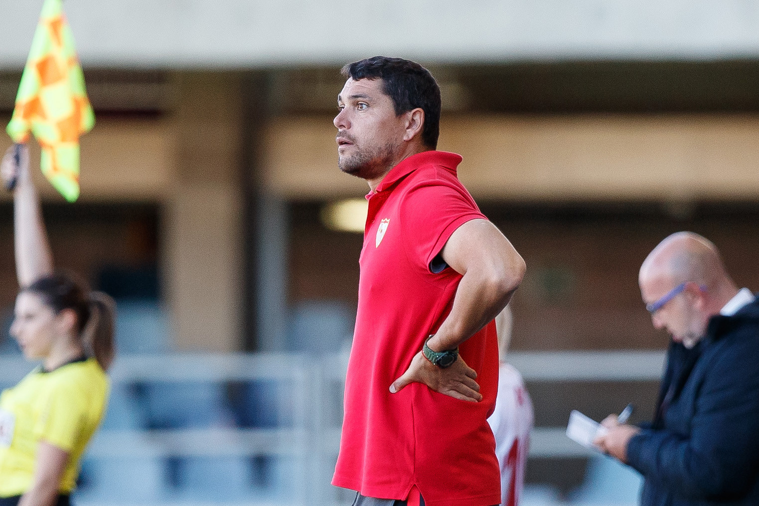 Cristian Toro, entrenador del primer equipo femenino del Sevilla FC, observa las evoluciones de las suyas en la banda del Miniestadi durante el encuentro ante el FC Barcelona