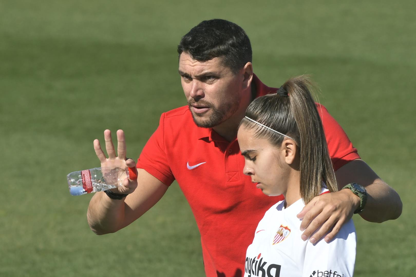 Cristian Toro, entrenador del primer equipo femenino del Sevilla FC, da instrucciones a Maca Portales durante un partido