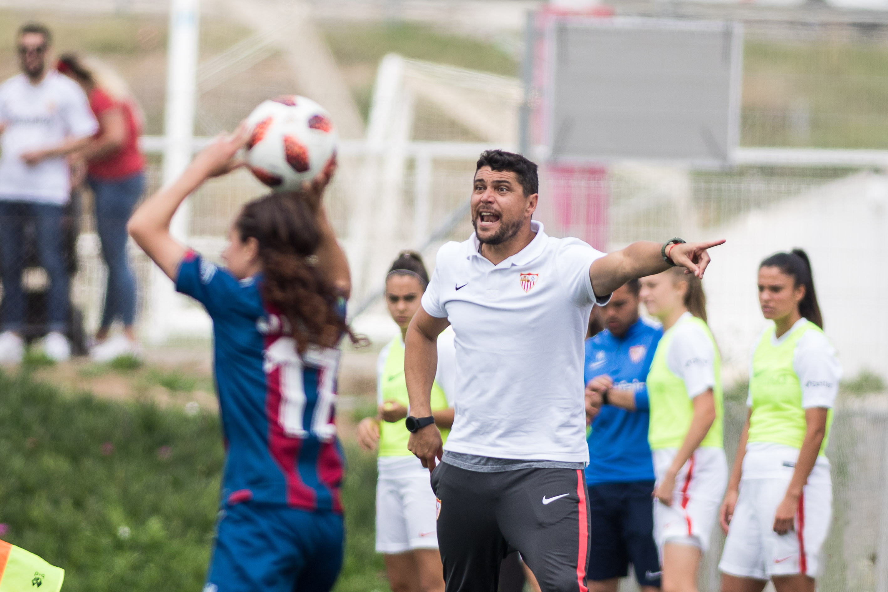 Cristian Toro, entrenador del primer equipo femenino del Sevilla FC, da instrucciones a su equipo durante el encuentro ante el Levante UD