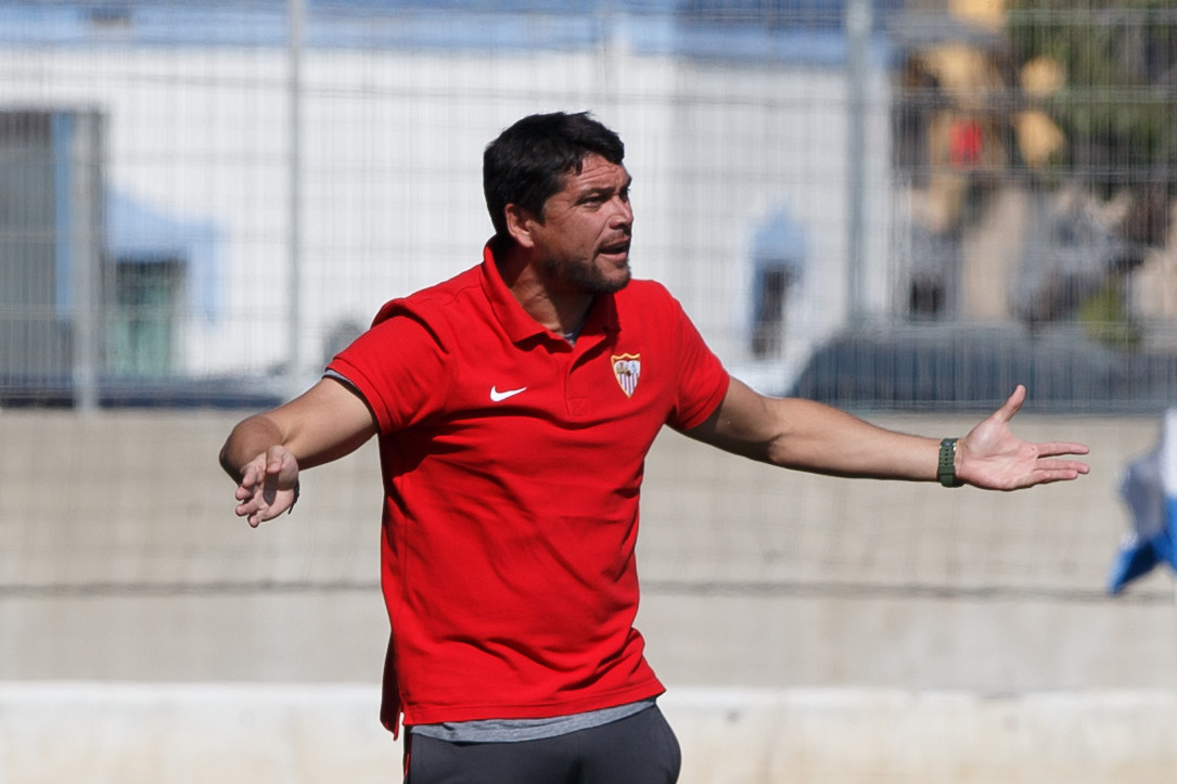 Cristian Toro, entrenador del primer equipo femenino del Sevilla FC, da instrucciones a sus jugadoras durante el encuentro ante el RCD Espanyol en la Ciudad Deportiva Dani Jarque