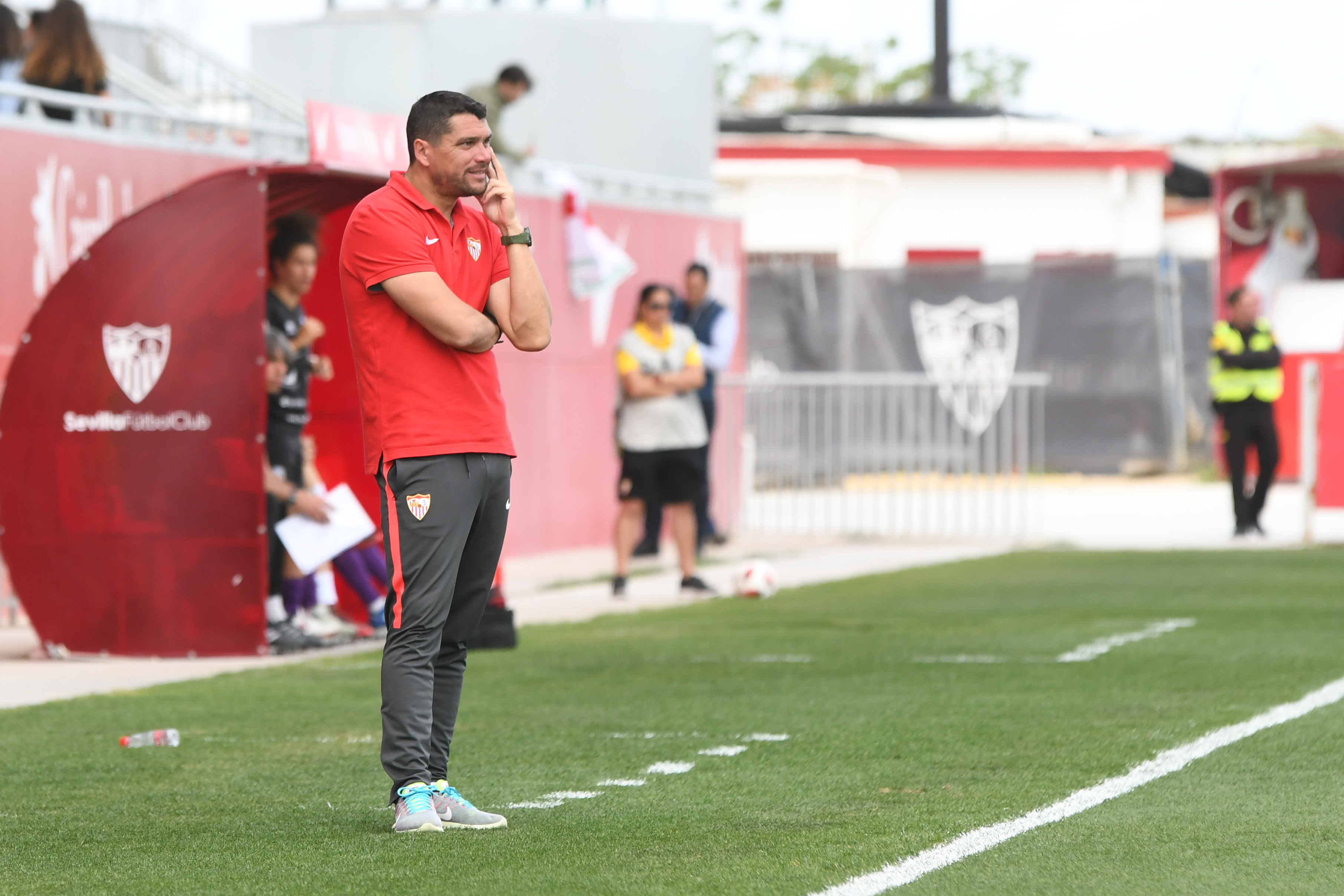 Cristian Toro, entrenador del primer equipo femenino del Sevilla FC, observa las evoluciones de su equipo en el partido ante la UDG Tenerife disputado en el Estadio Jesús Navas