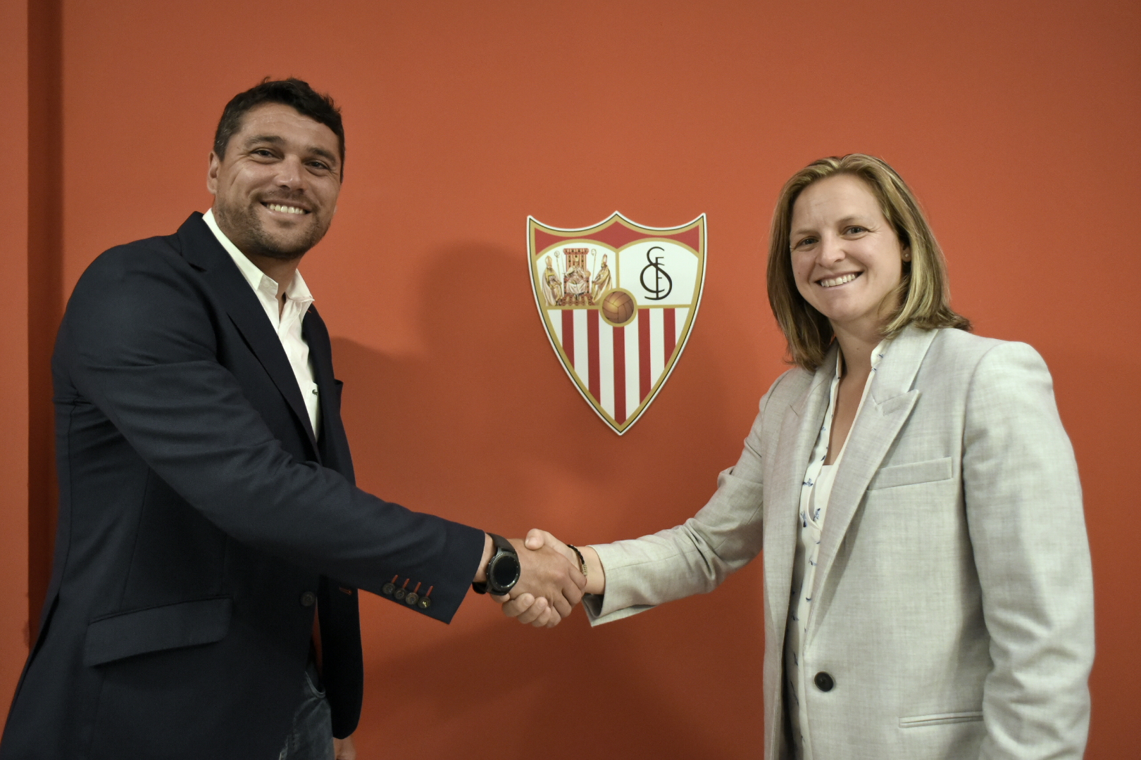 Cristian Toro, entrenador del primer equipo femenino, estrecha la mano de la Directora de Fútbol Femenino, Amparo Gutiérrez, el día de su renovación