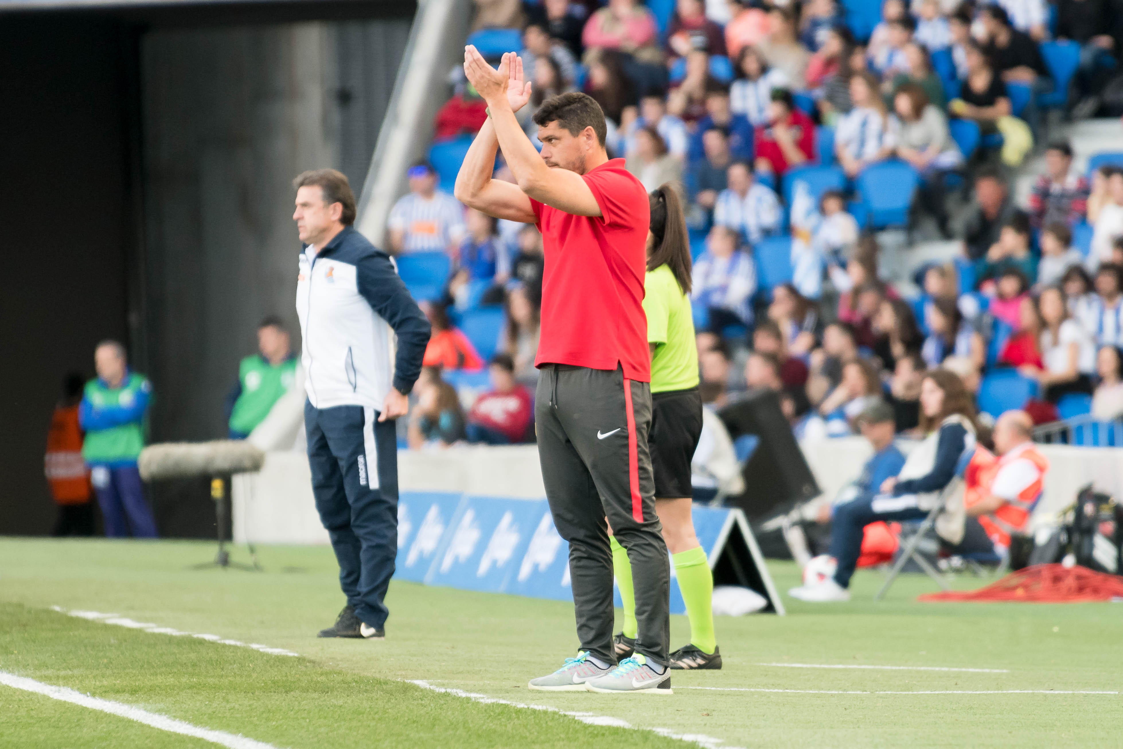 Cristian Toro, entrenador del primer equipo femenino del Sevilla FC, aplaude a su equipo durante el encuentro de semifinales de la Copa de la Reina frente a la Real Sociedad