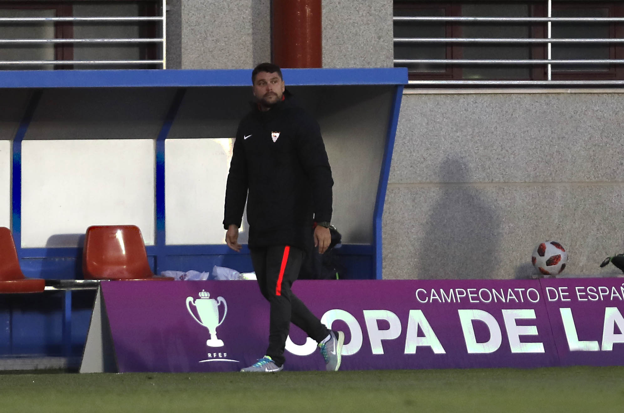 Cristian Toro, entrenador del primer equipo femenino del Sevilla FC, durante el partido de cuartos de final de Copa de la Reina ante el Levante UD