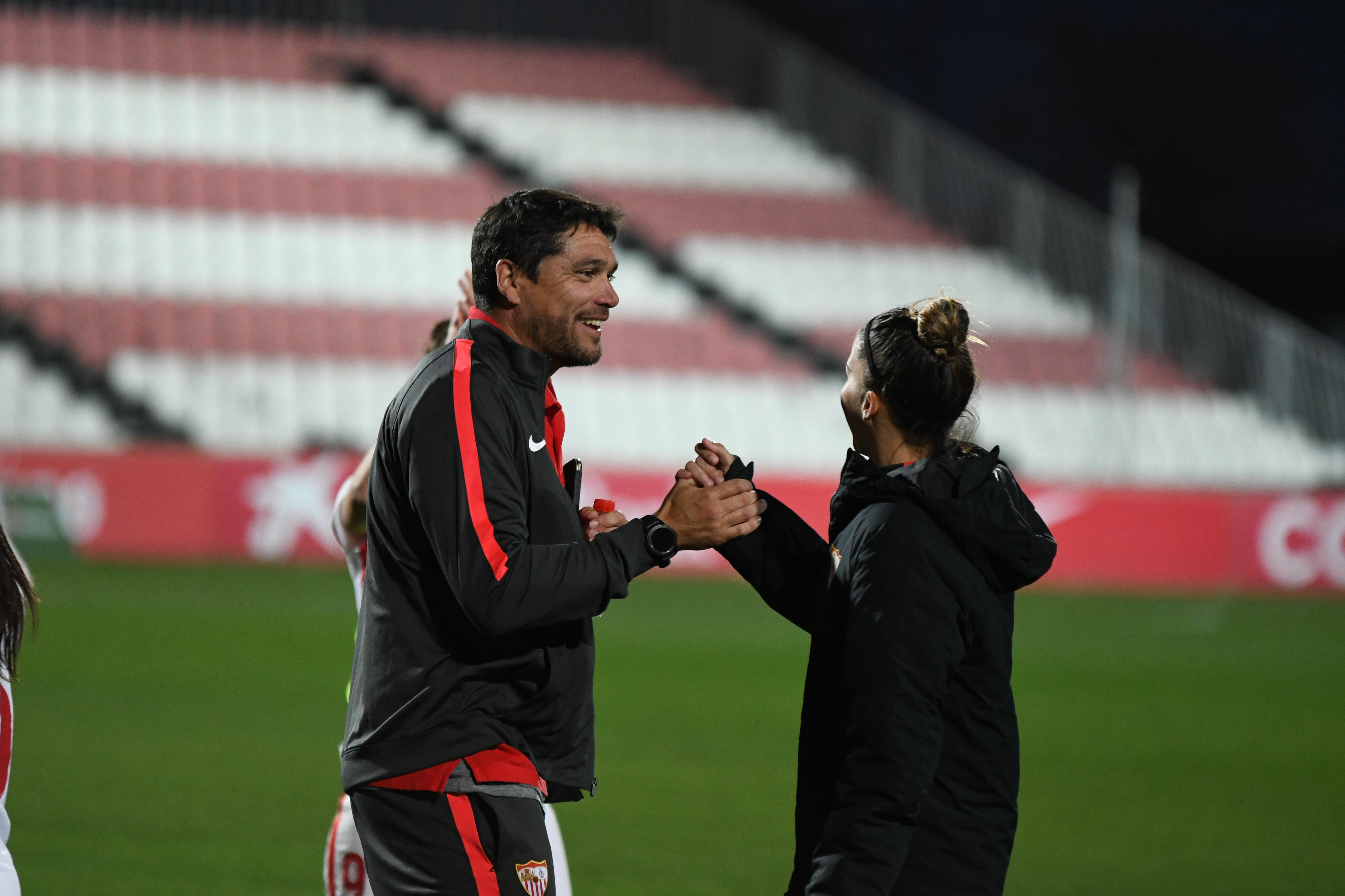 Cristian Toro, entrenador del primer equipo femenino del Sevilla FC, saluda a Macarena Portales a la conclusión del encuentro ante el Málaga CF