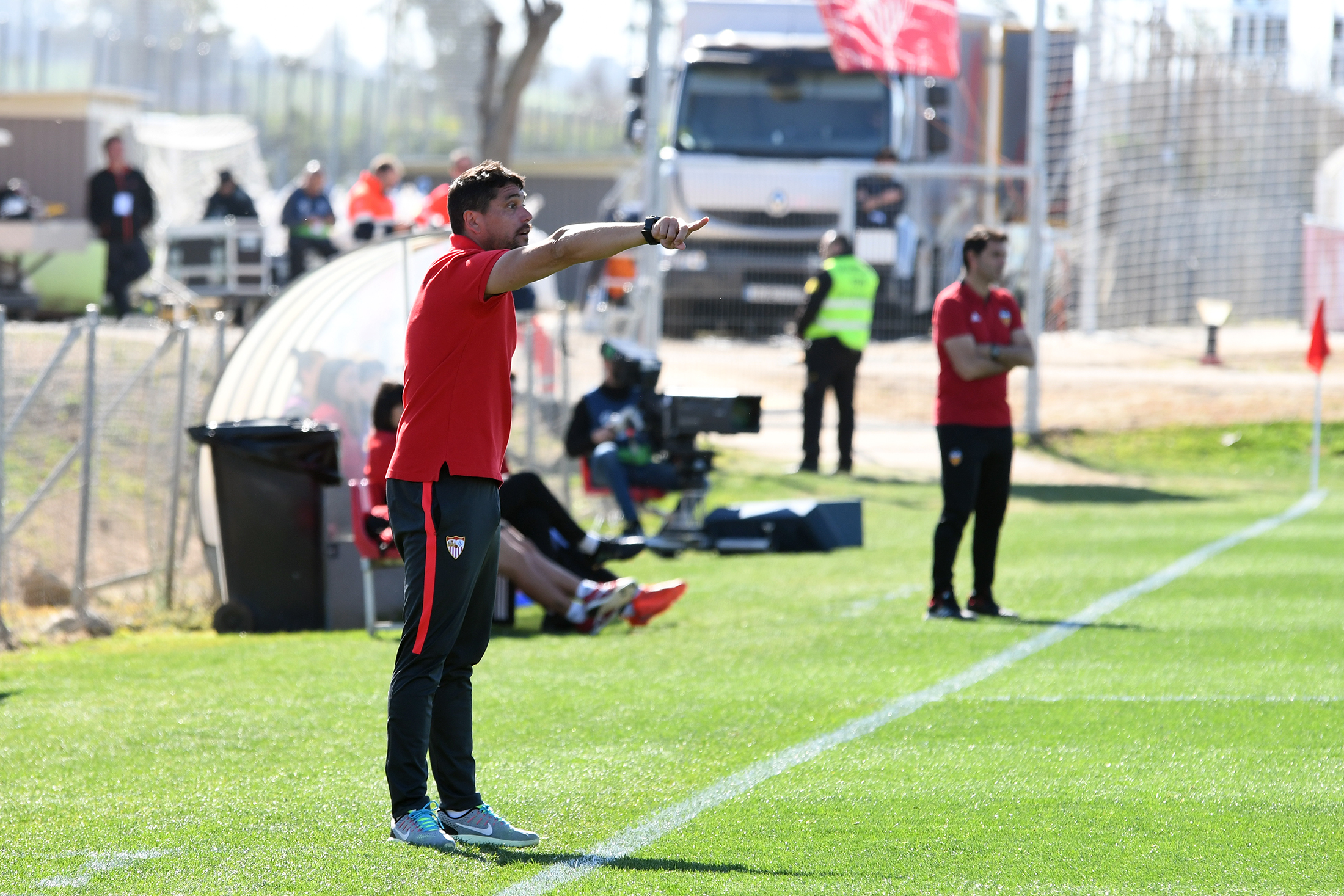 Cristian Toro, entrenador del primer equipo femenino del Sevilla FC, da instrucciones a su equipo durante el encuentro de la Liga Iberdrola ante el Valencia Féminas CF