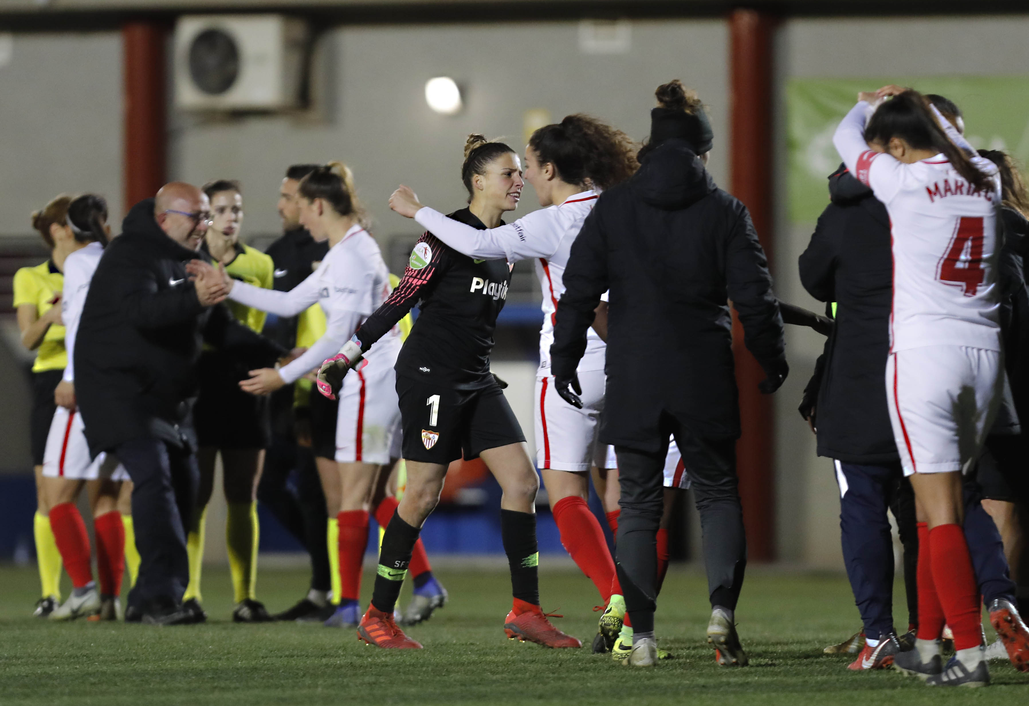 El primer equipo femenino del Sevilla FC celebra sobre el césped de la Ciudad Deportiva Levante UD el pase a las semifinales